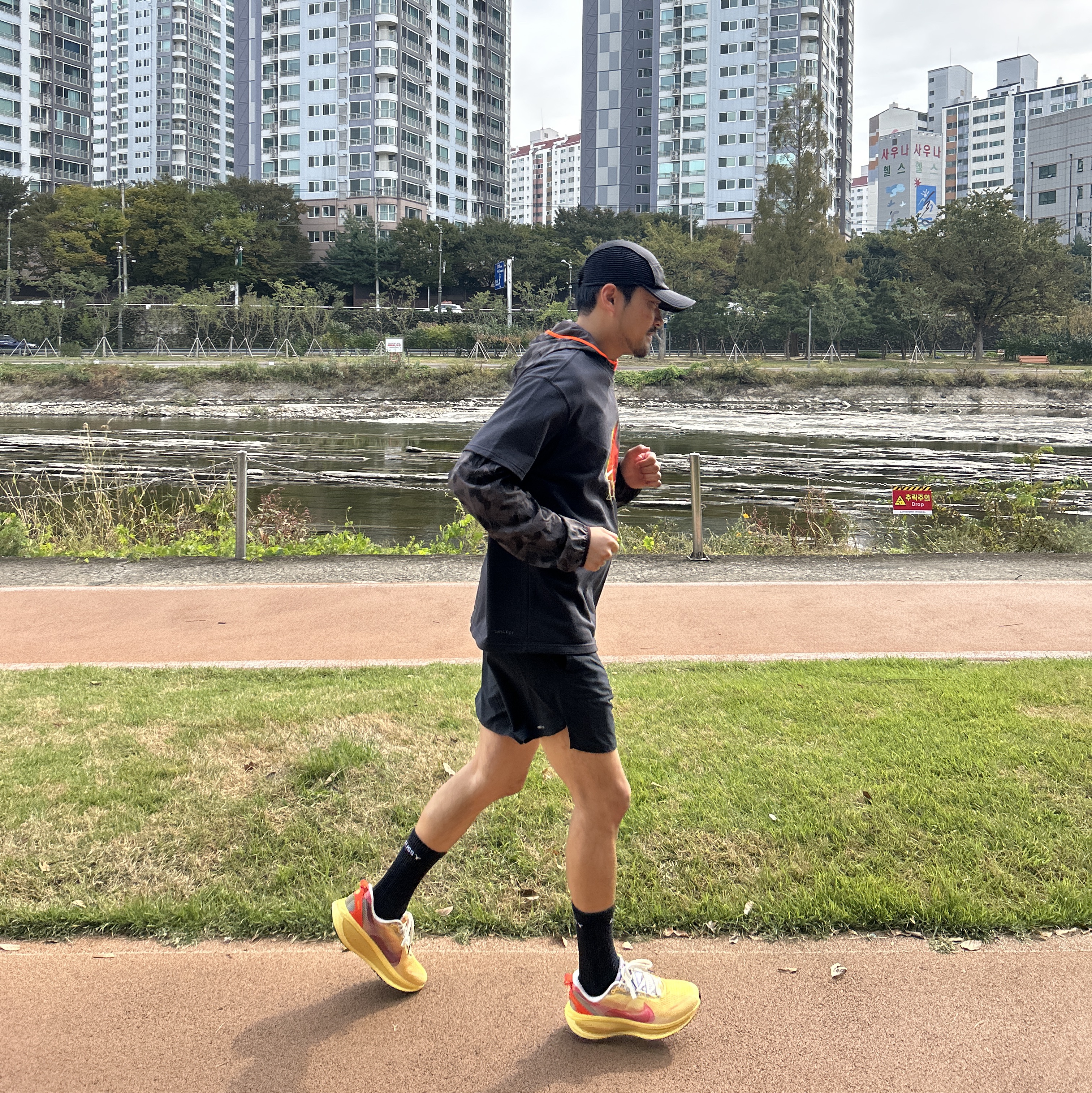 Nike Vomero 18 SE Multicolor Vivid Sulphur, Nike x Stussy Everyday Plus Cushioned Crew Socks Black (3 Pack) 착용 스타일