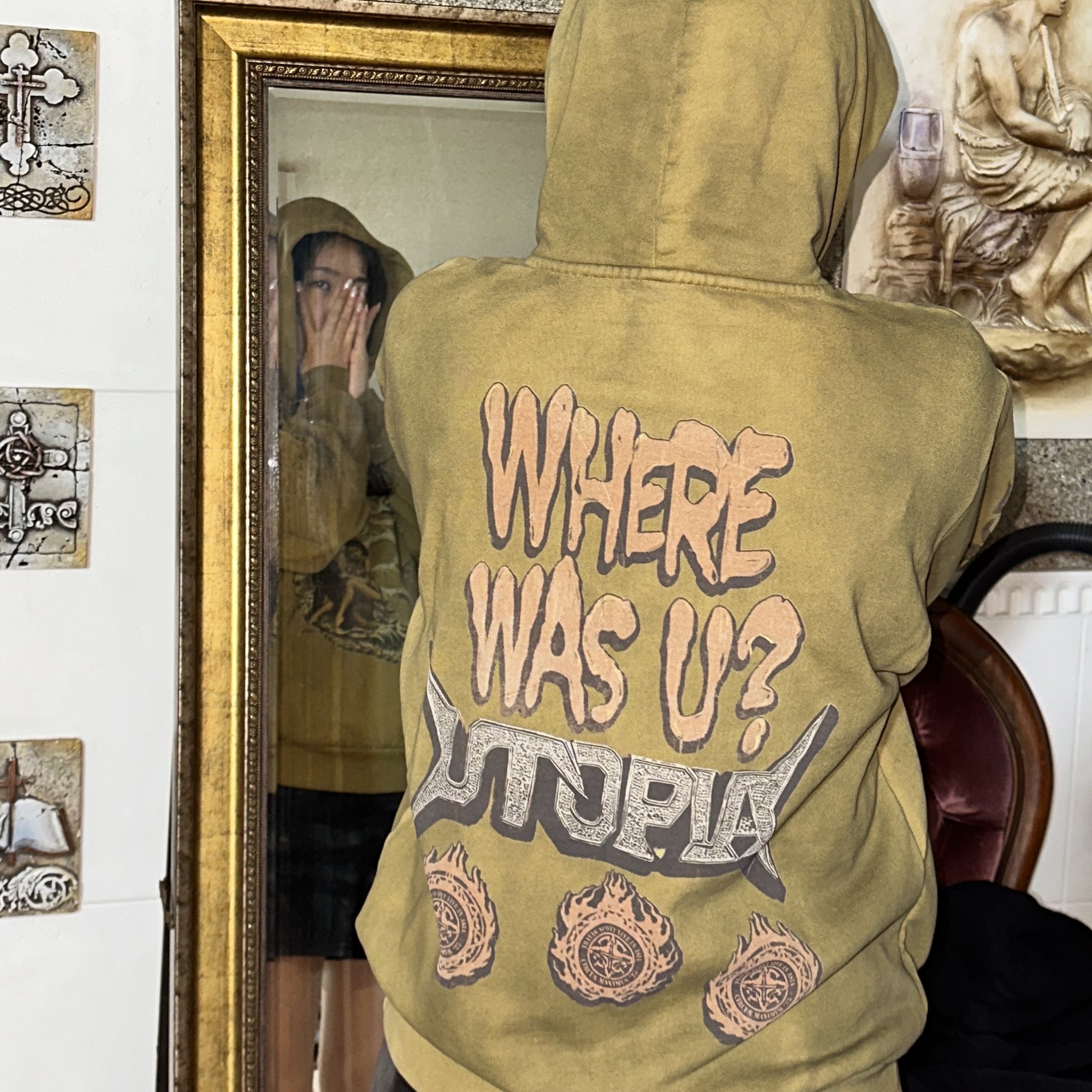 Travis Scott Circus Maximus Stadium Tour 25 Spray Hoodie Tan 착용 스타일 - 1