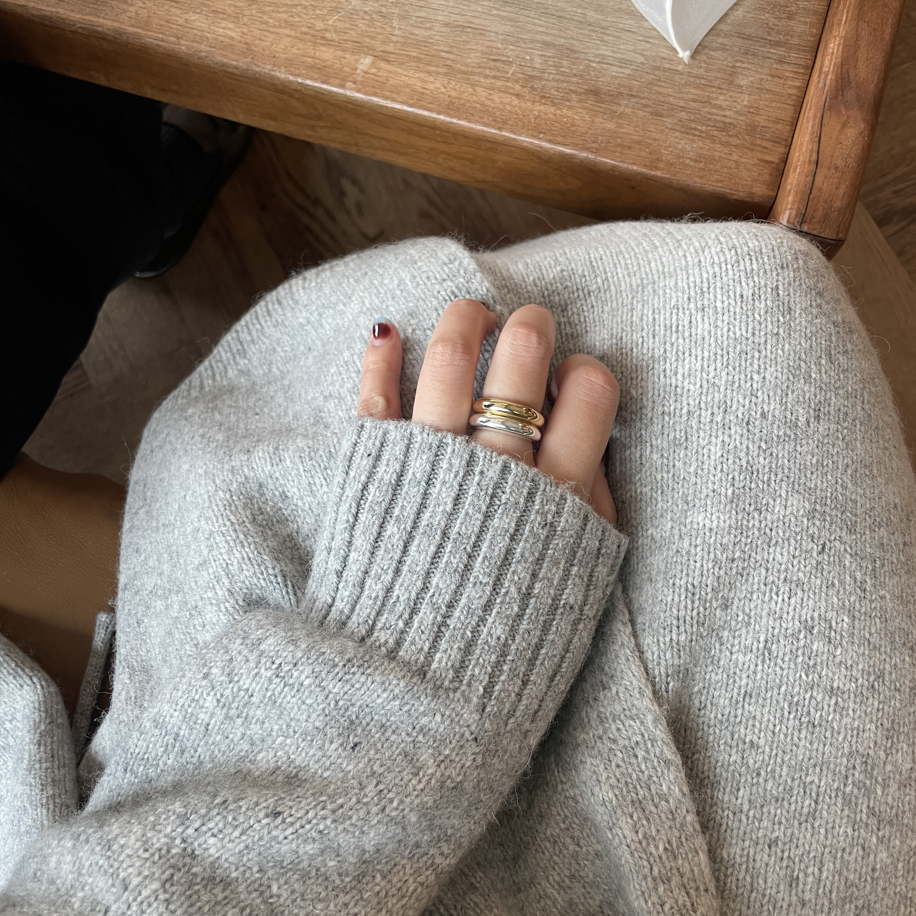 Byweekend Oval Marble Pin Brown, Byweekend On Earring Silver 착용 스타일 - 9