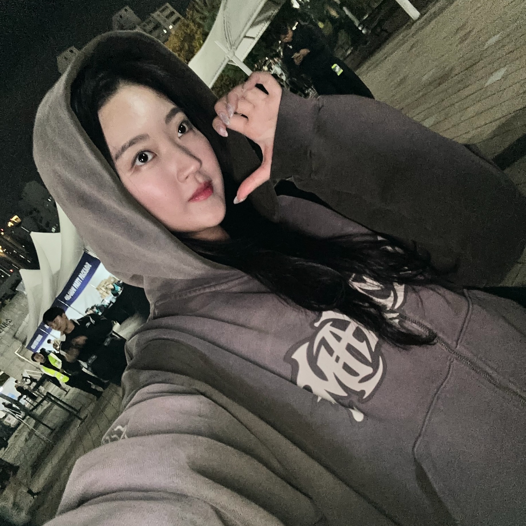 Travis Scott Circus Maximus Stadium Tour 25 Zip Hoodie 착용 스타일 - 5