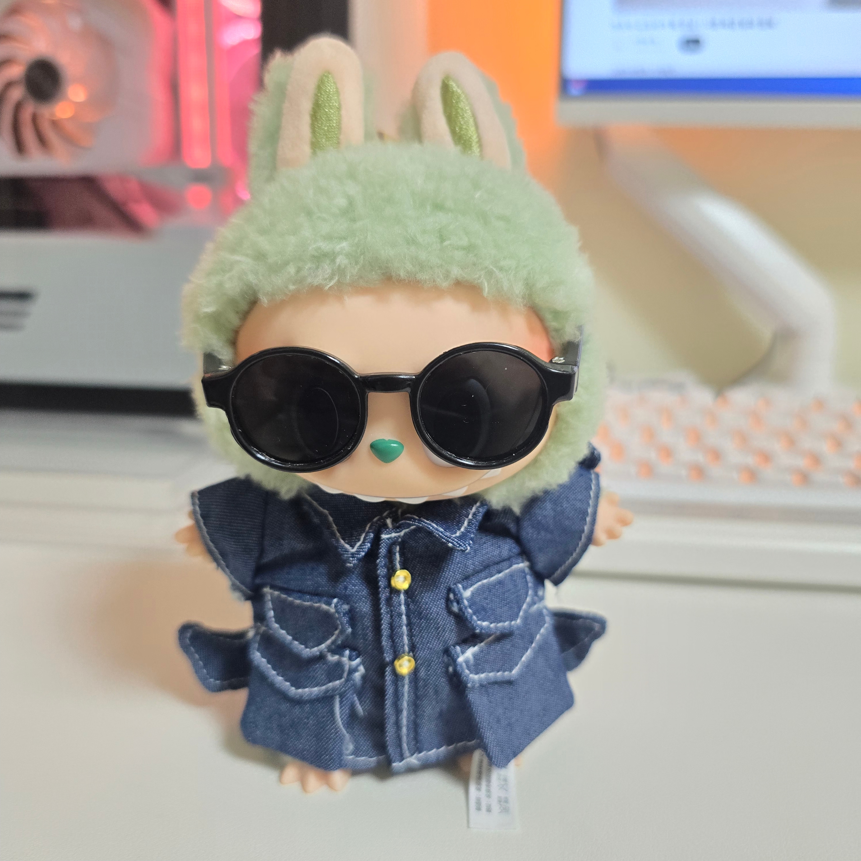 Pop Mart The Monsters Labubu Tasty Macarons Series Sealed Case (1 Blind Box) 착용 스타일