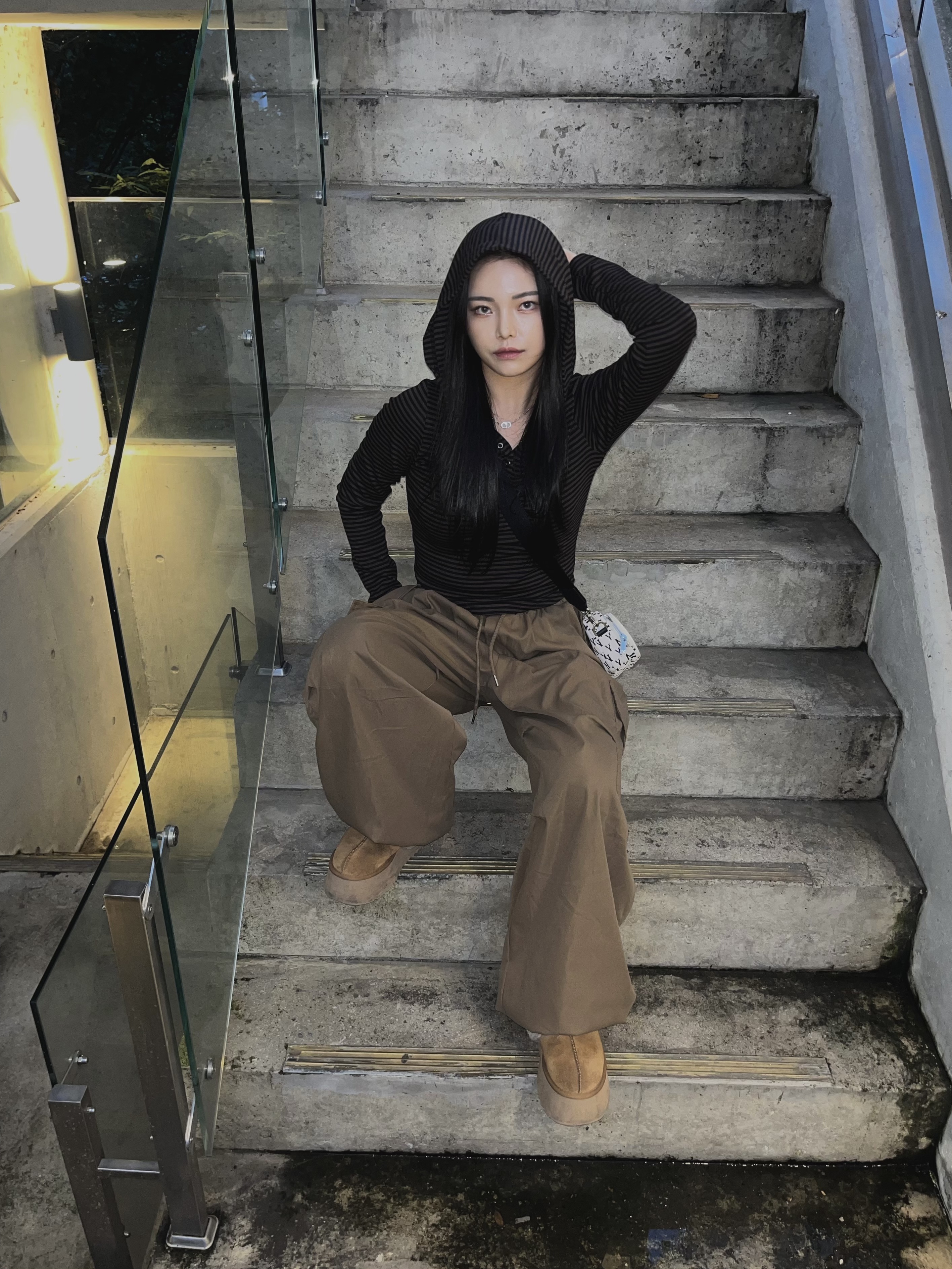 (W) UGG Funkette Slides Chestnut 착용 스타일 - 3
