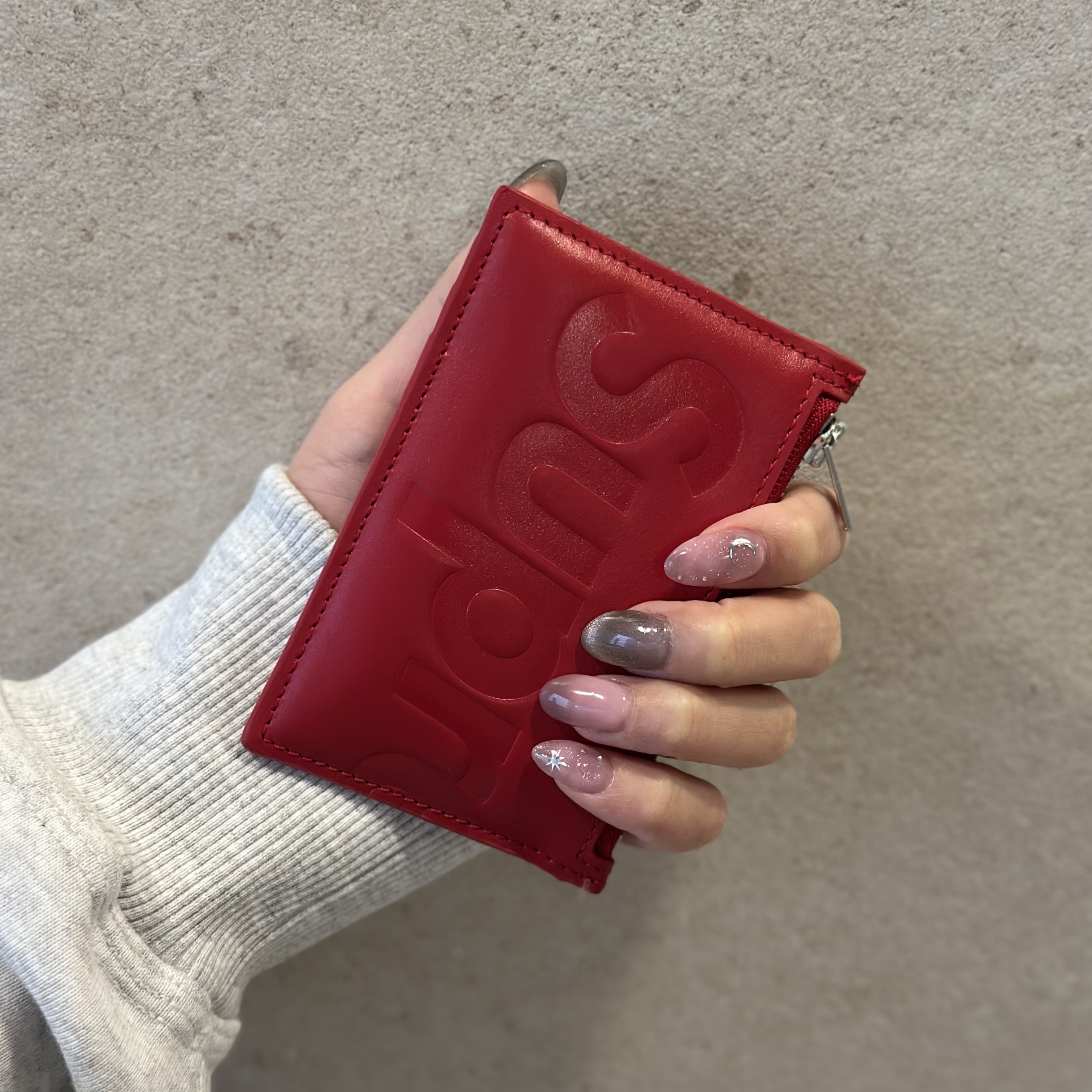 Supreme Leather Zip Card Holder Red 착용 스타일 - 1