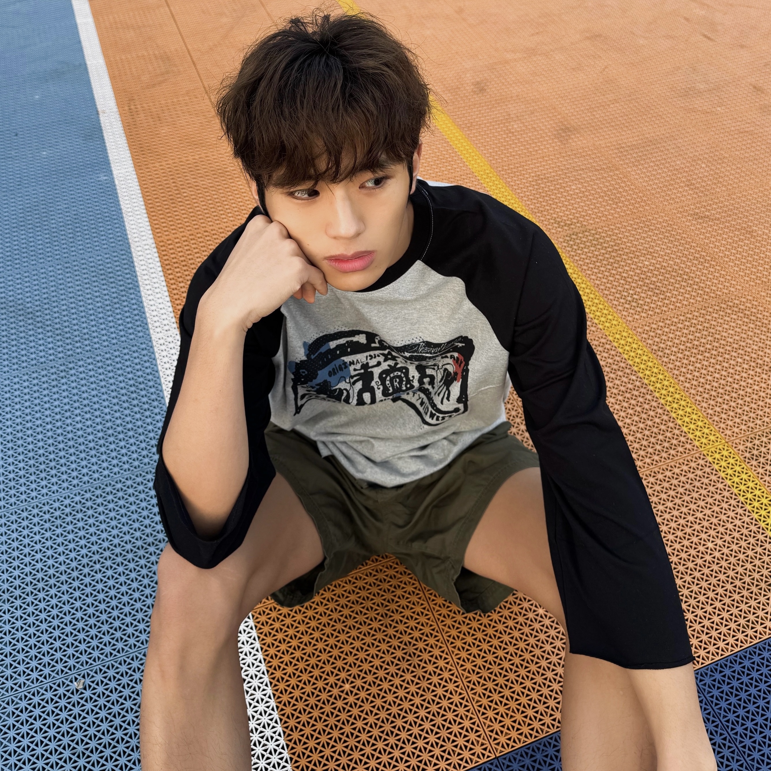 [KREAM 단독] Thevinylhouse Cowboy Pictogram Raglan LS Tee Black 착용 스타일 - 1