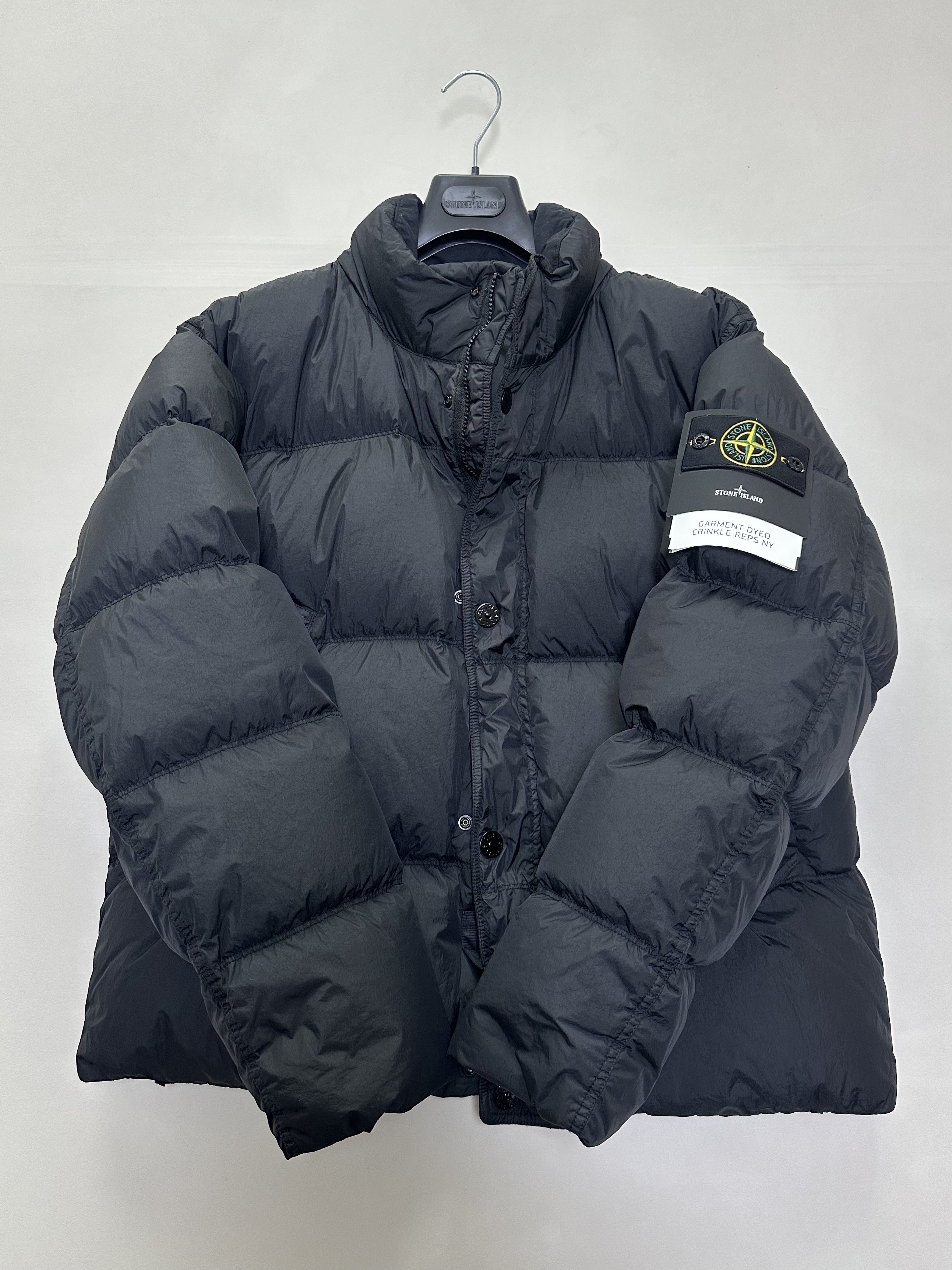 Stone Island 4100010 Crinkle Reps NY Recycled Nylon Down Jacket with Wind Resistant Black - 25FW 착용 스타일
