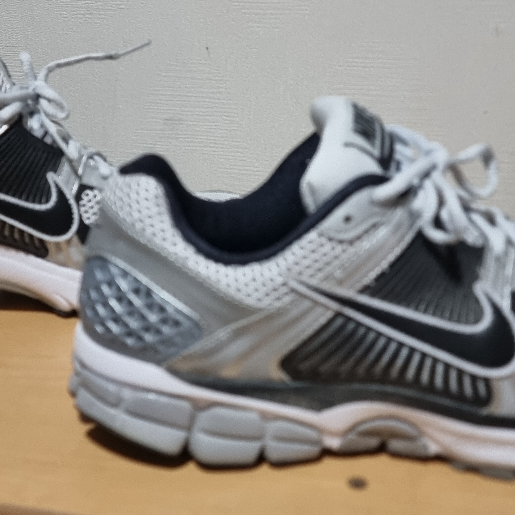 Nike Zoom Vomero 5 Metallic Silver Black 착용 스타일 - 2