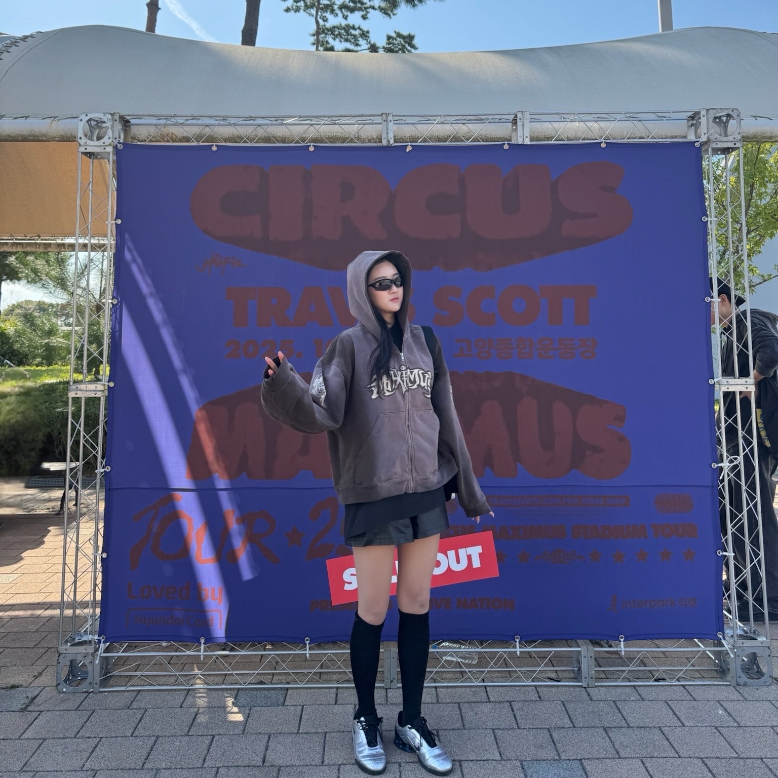 Travis Scott Circus Maximus Stadium Tour 25 Zip Hoodie 착용 스타일 - 1