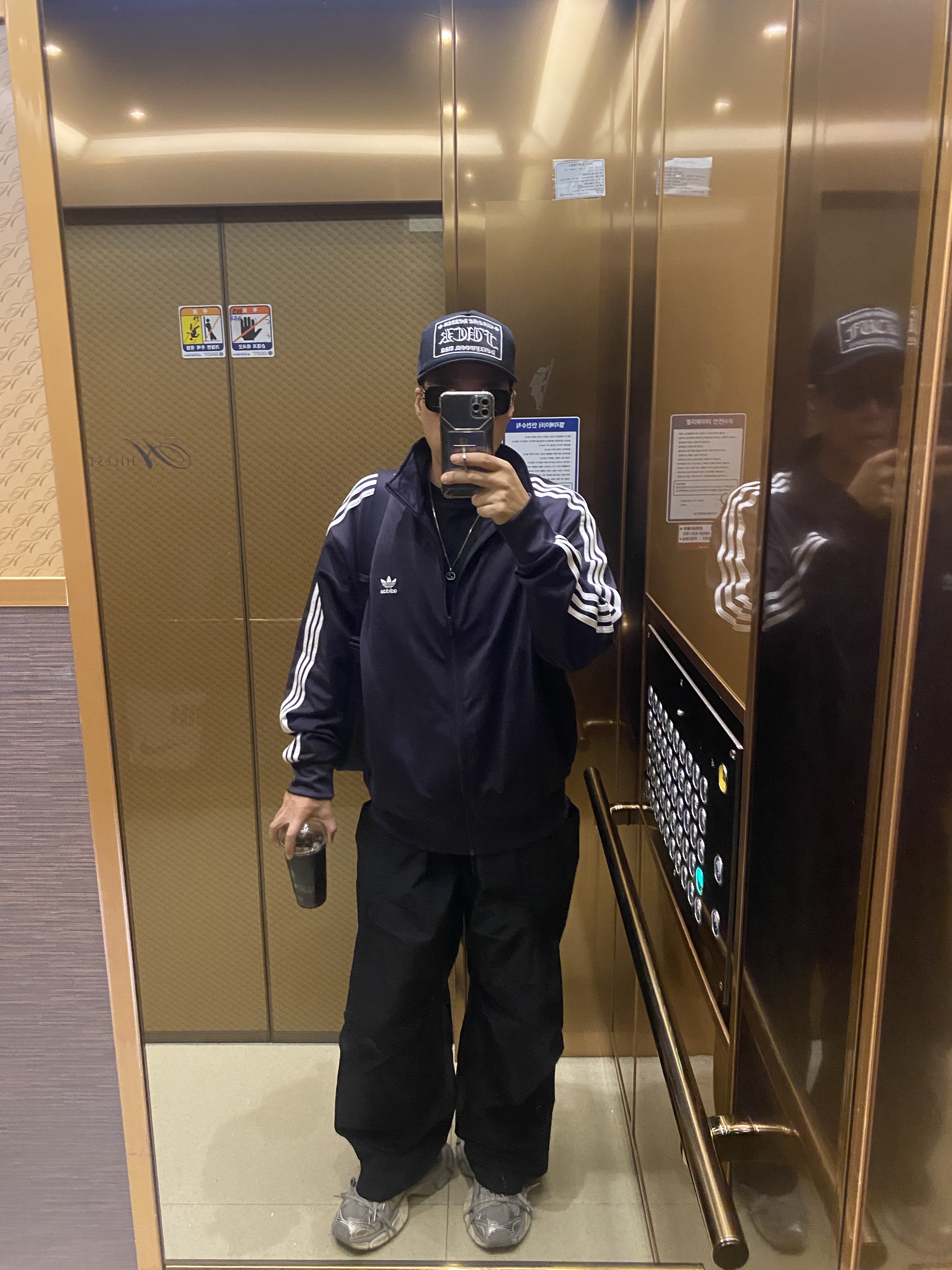 Chrome Hearts Fuck Hollywood Trucker Hat Black, Wapworks Denier Curved Track Pants 착용 스타일