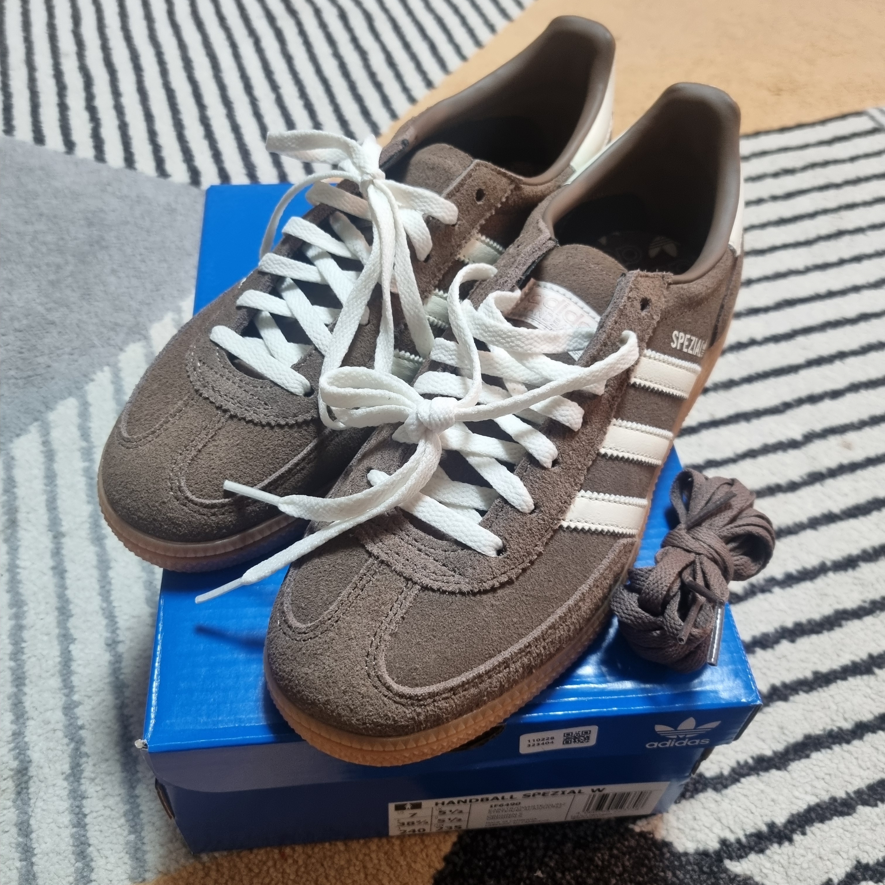 (W) Adidas Spezial Handball Earth Strata Off White 착용 스타일