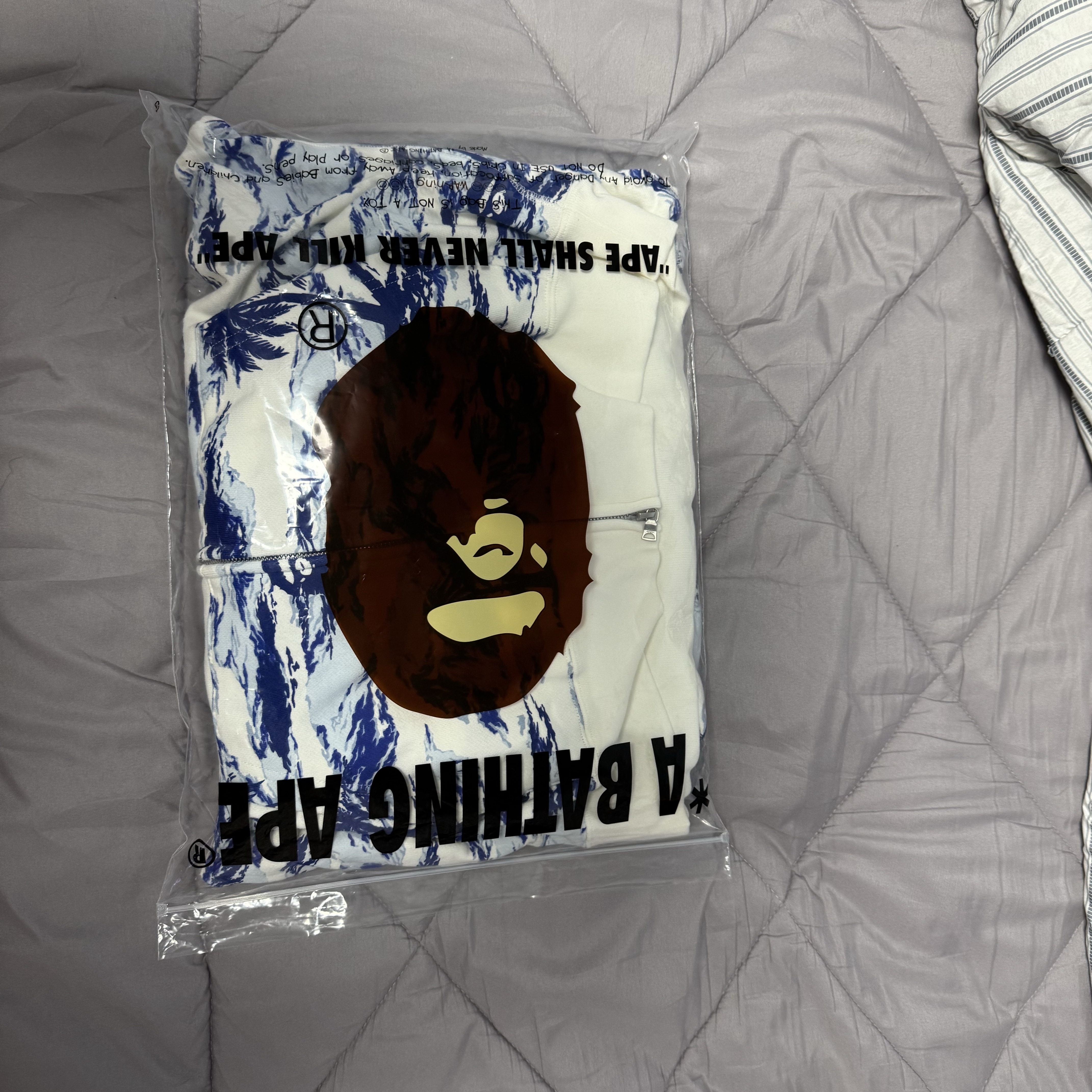 BAPE Palm Tree Camo Relaxed Fit Shark Full Zip Hoodie Blue 착용 스타일 - 3
