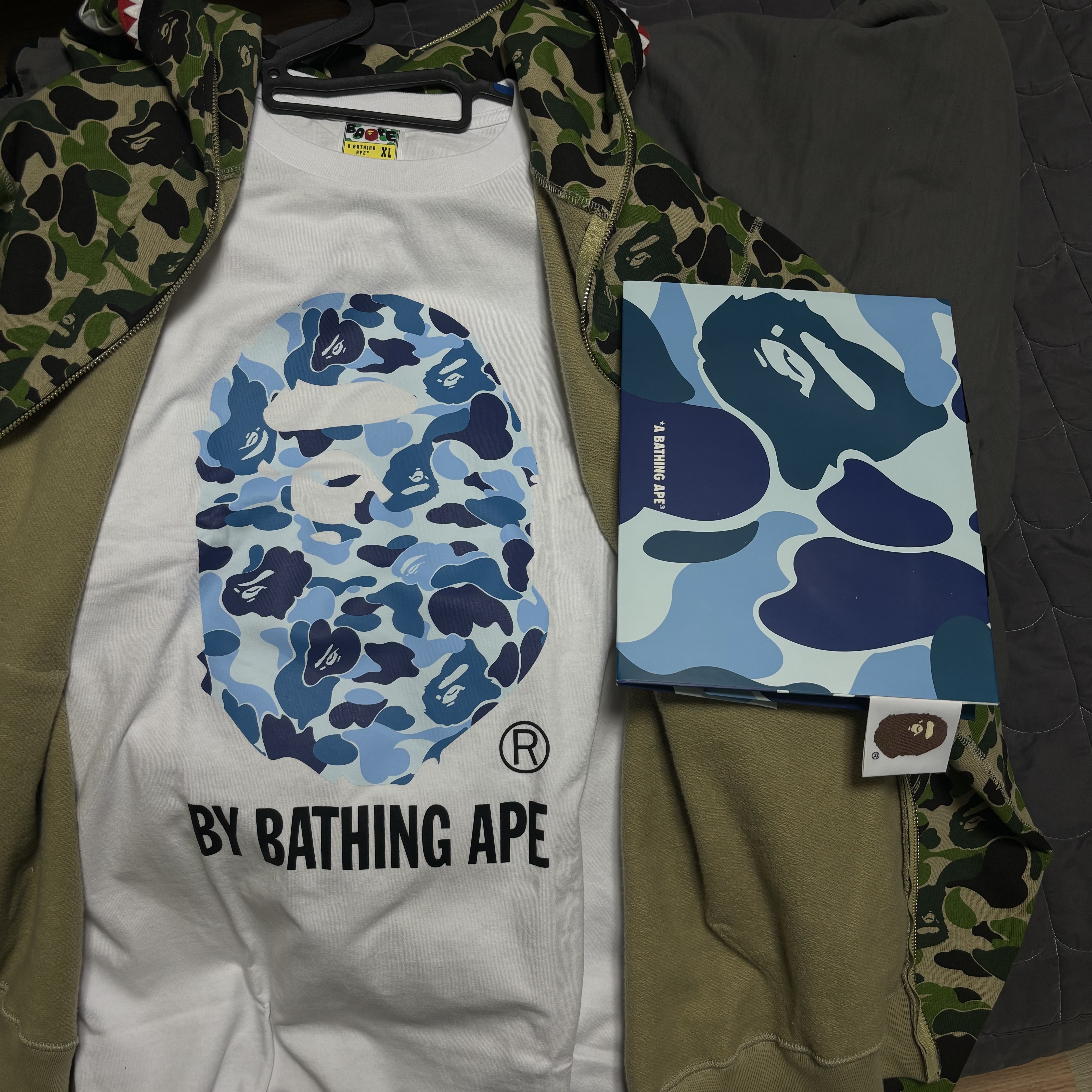BAPE ABC Camo Shark Full Zip Hoodie Green, BAPE ABC Camo By Bathing Ape T-Shirt White Blue 착용 스타일 - 2