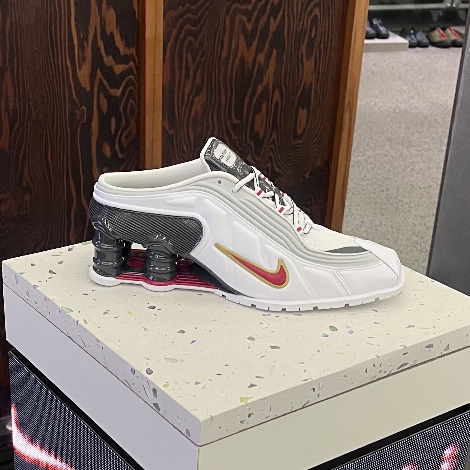 Nike x Martine Rose Shox MR4 White and Varsity Red, Nike x Martine Rose Jersey Psychic Blue (HM9020-422) 착용 스타일 - 1