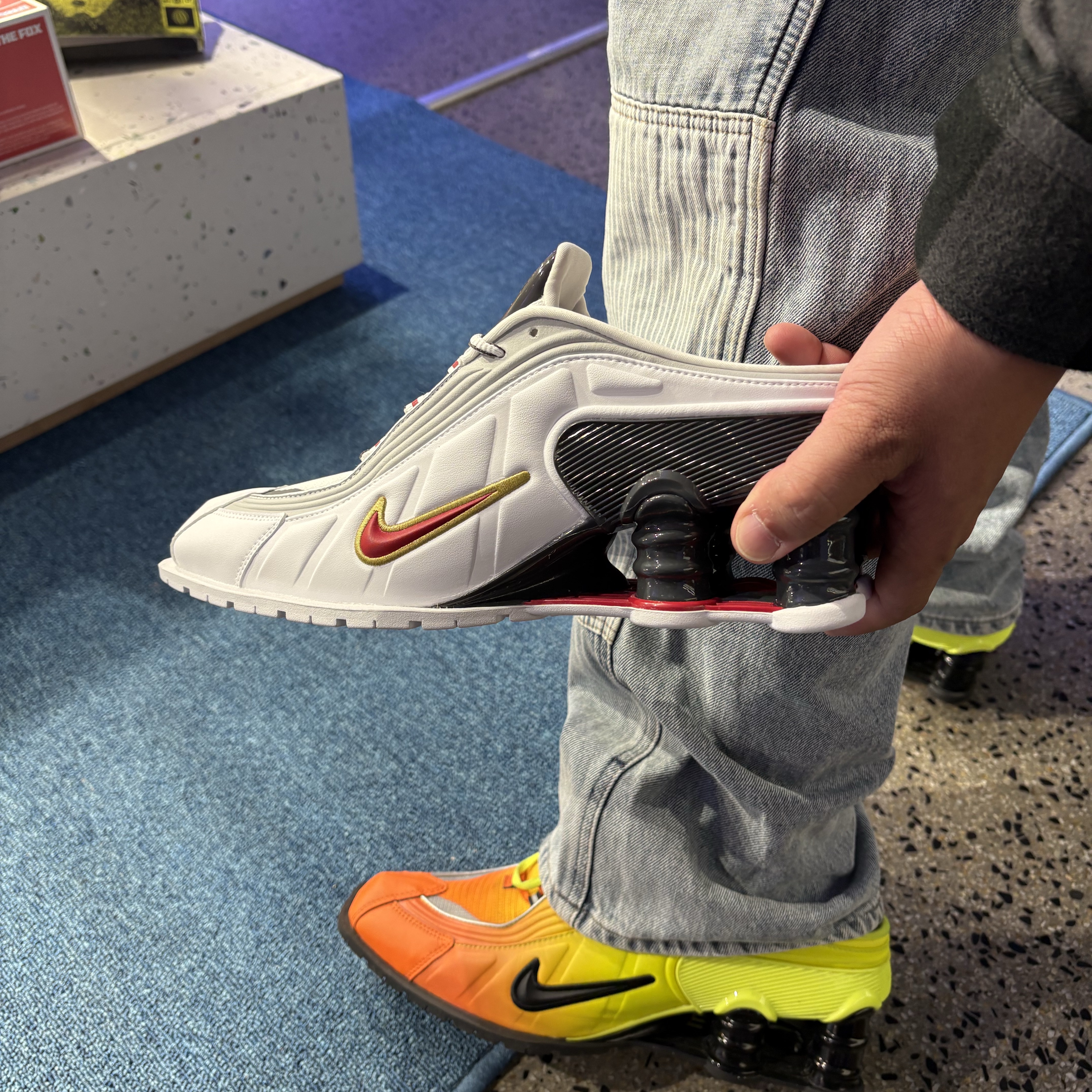 Nike x Martine Rose Shox MR4 White and Varsity Red 착용 스타일 - 2