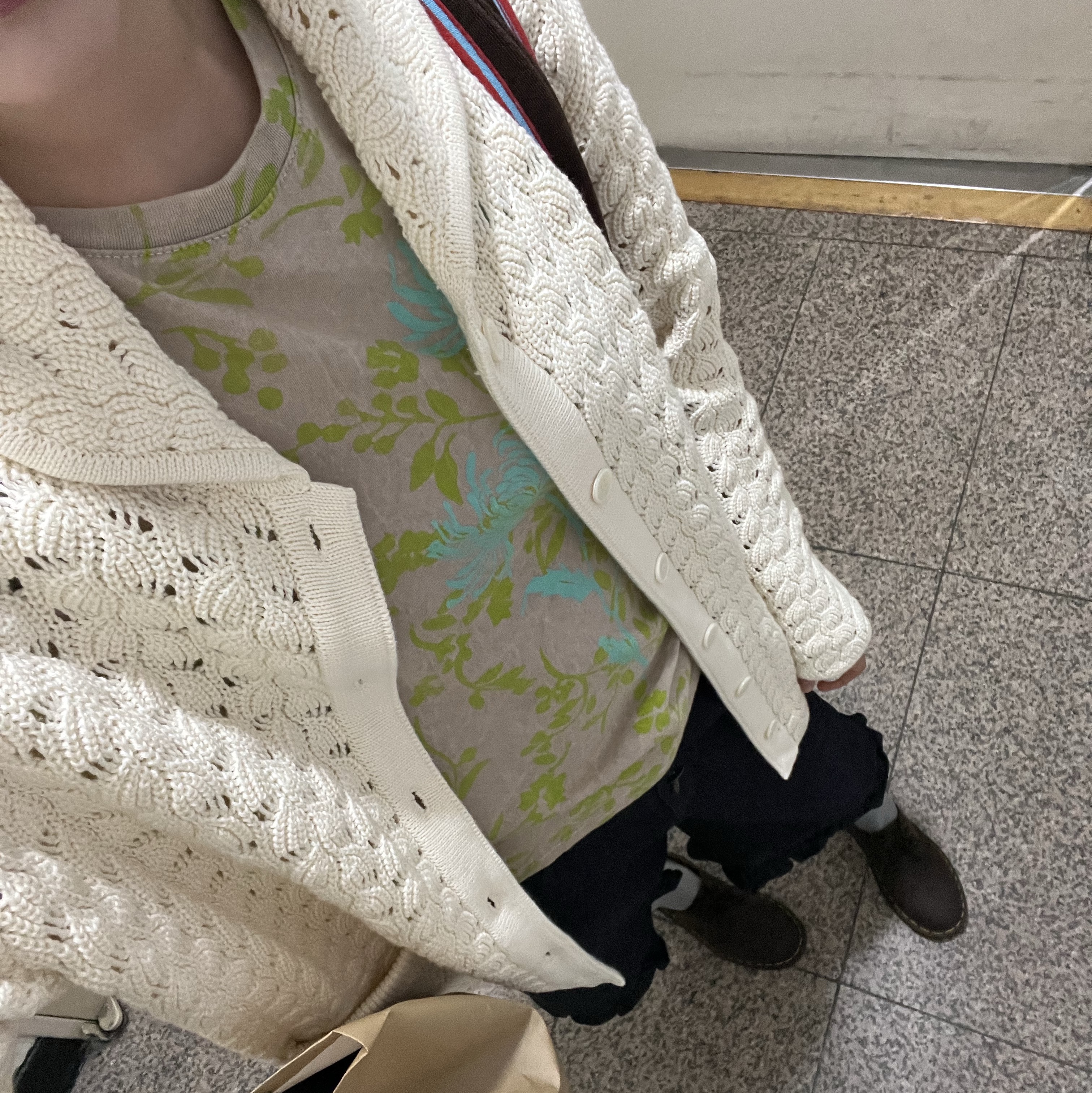 COYSEIO Wave Knit Cardigan Ivory, Dr. Martens 1461 Crazy Horse Dark Brown 착용 스타일 - 1
