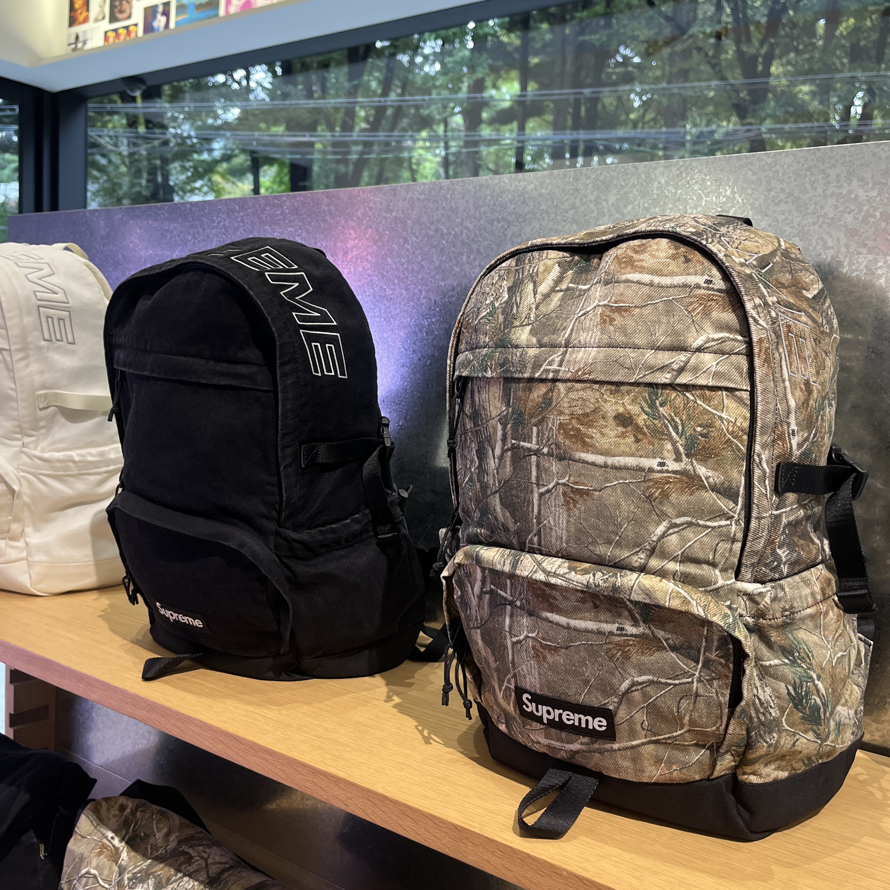 Supreme Backpack Black - 25SS, Supreme Denim Backpack Realtree AP Camo - 25FW 착용 스타일