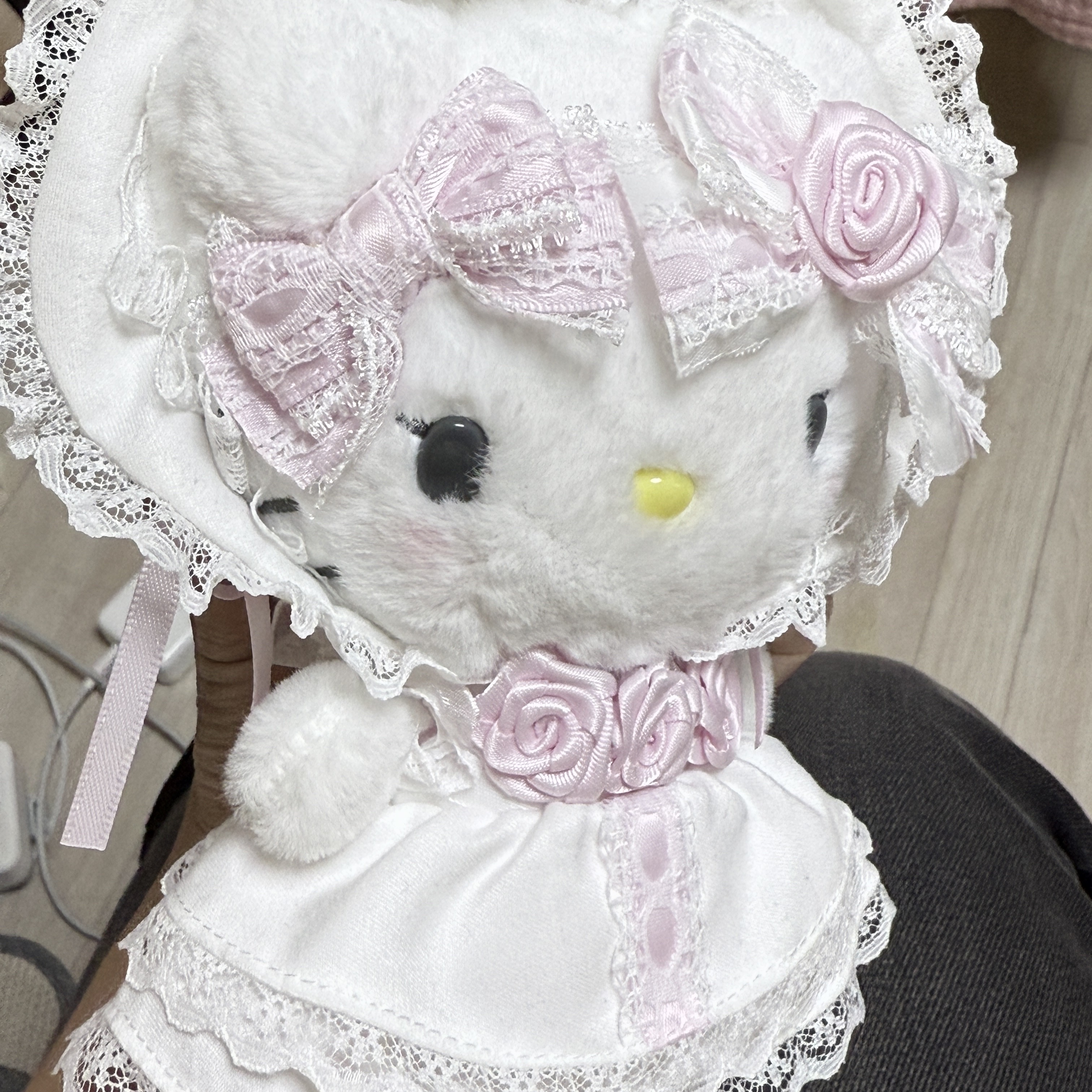 Sanrio Hello Kitty White Frill Plush Toy 착용 스타일