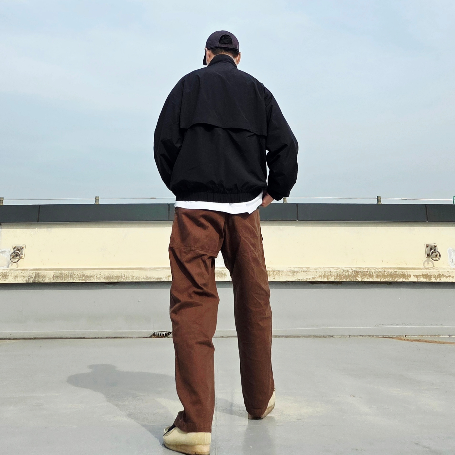 Oakley Remix Dad Hat Blackout, Clarks Wallabee Maple Suede 착용 스타일 - 4