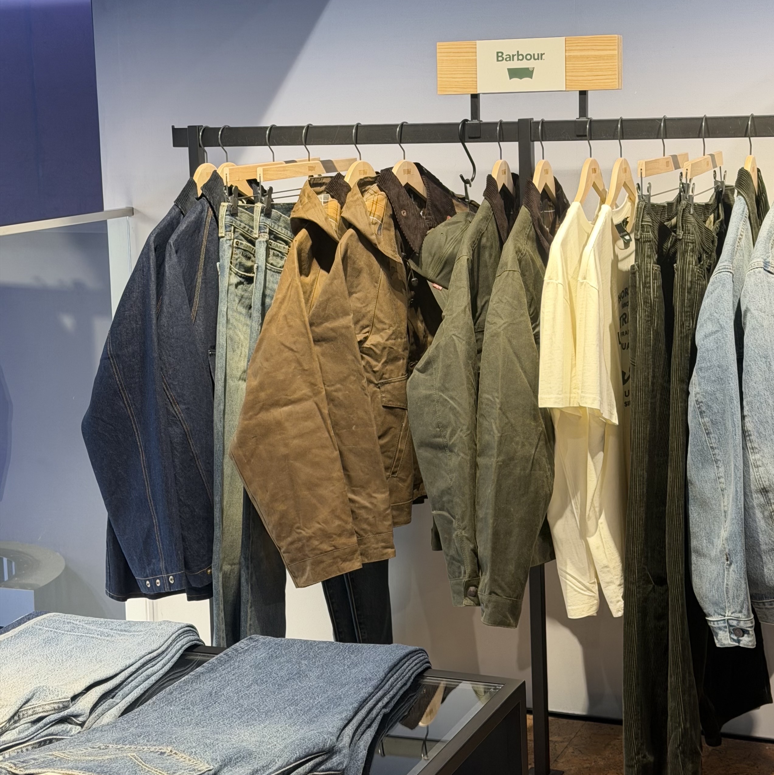 Levi's x Barbour Type II Trucker Jacket Vintage Washed Denim, Levi's x Barbour Spey Waxed Jacket Tobacco Wax 착용 스타일 - 1