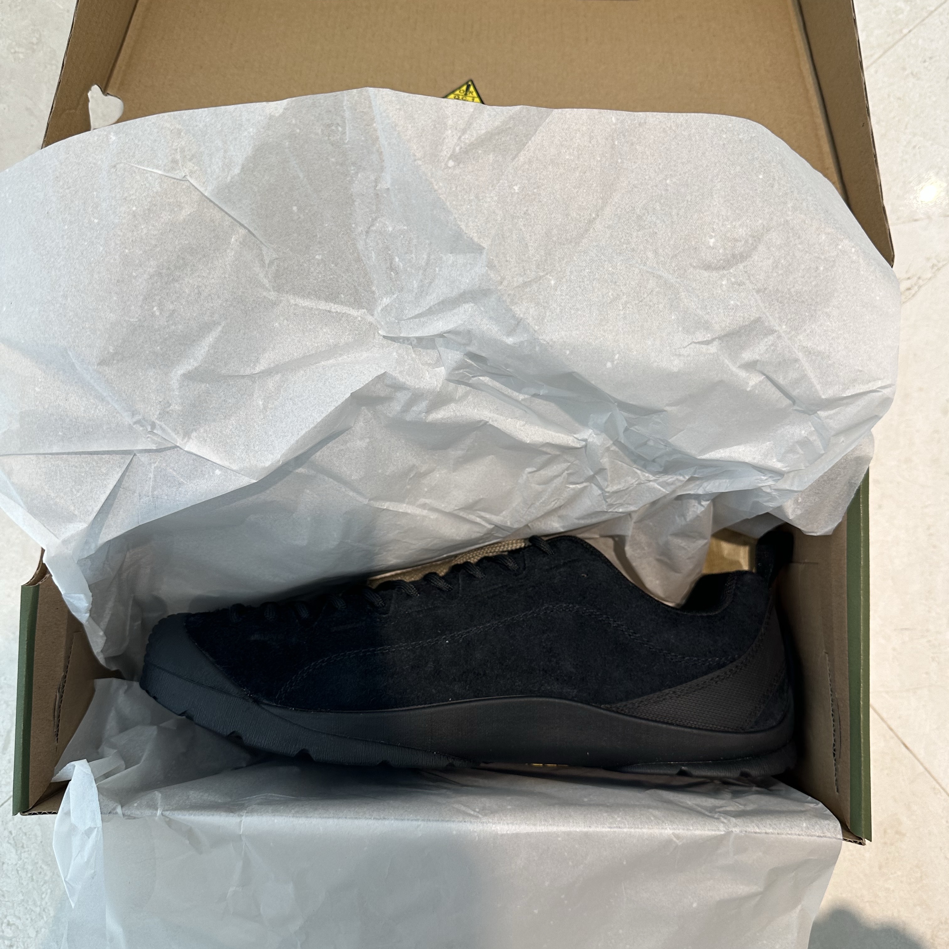 Keen Jasper Suede Sneakers Black 착용 스타일 - 4