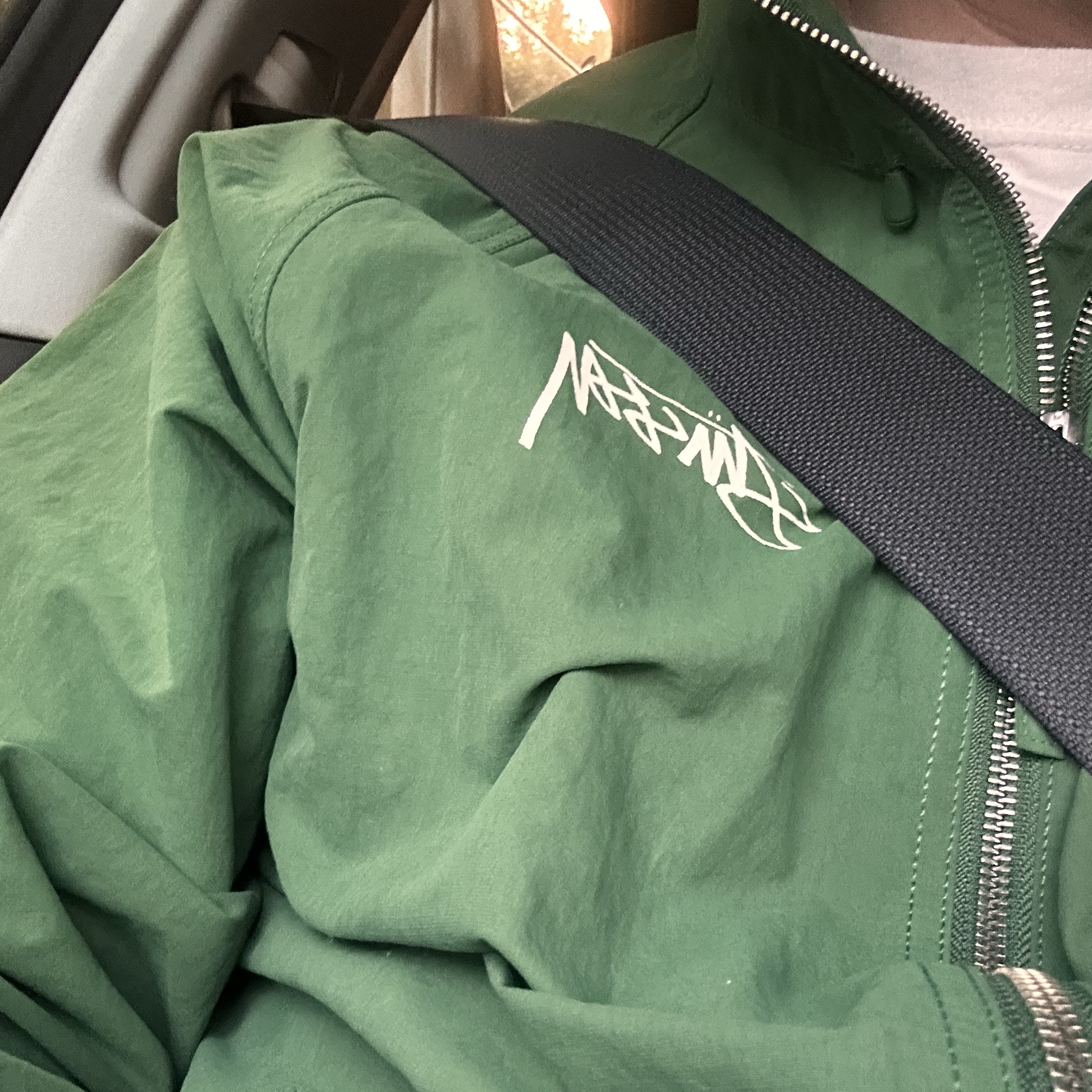 Stussy Wave Dye Beach Shell Jacket Pine 착용 스타일