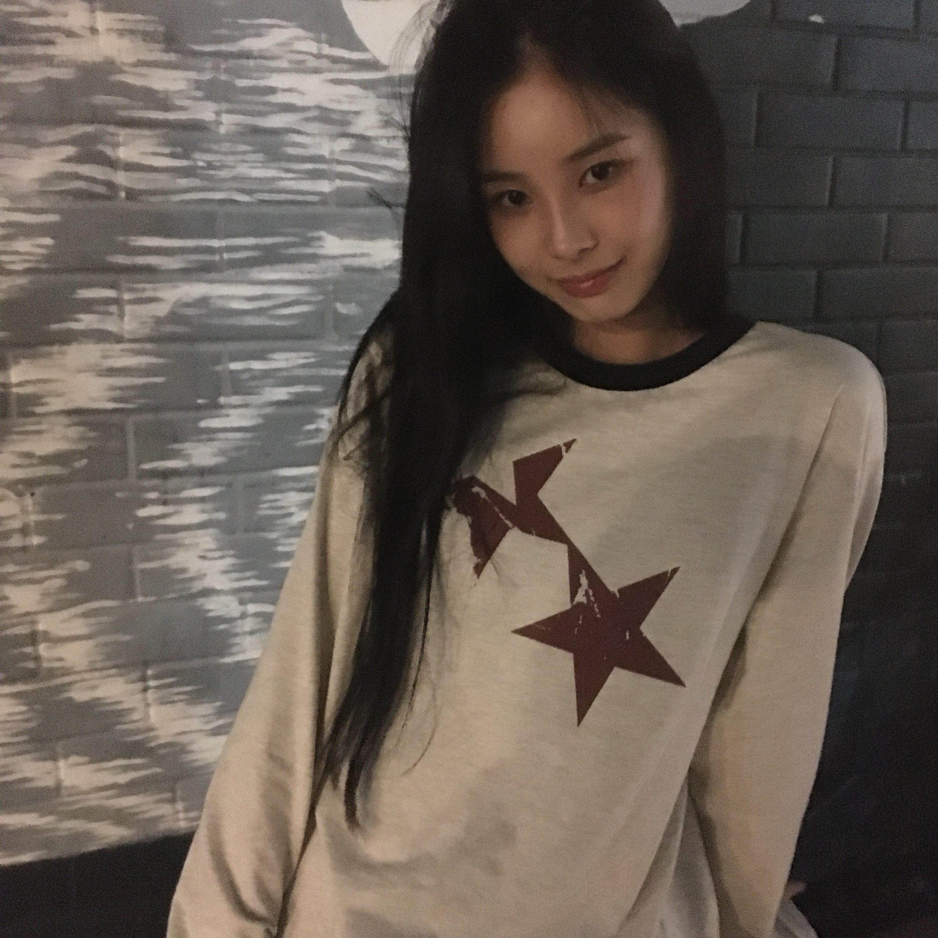 [KREAM 단독] CAVISH Twin Star Ls Tee Oatmeal 착용 스타일 - 2