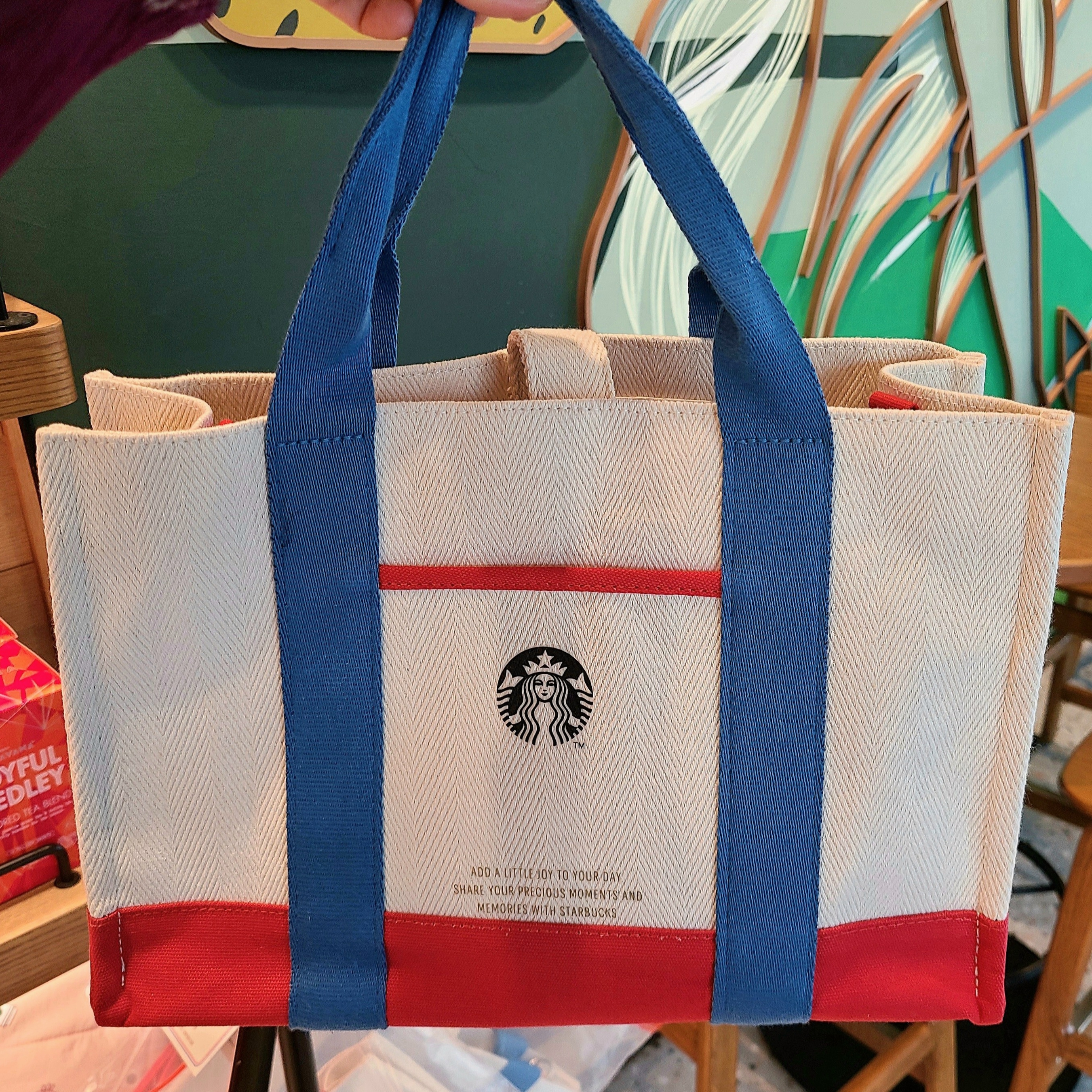 Starbucks x Where's Wally Joyful Tote Bag White 착용 스타일 - 2