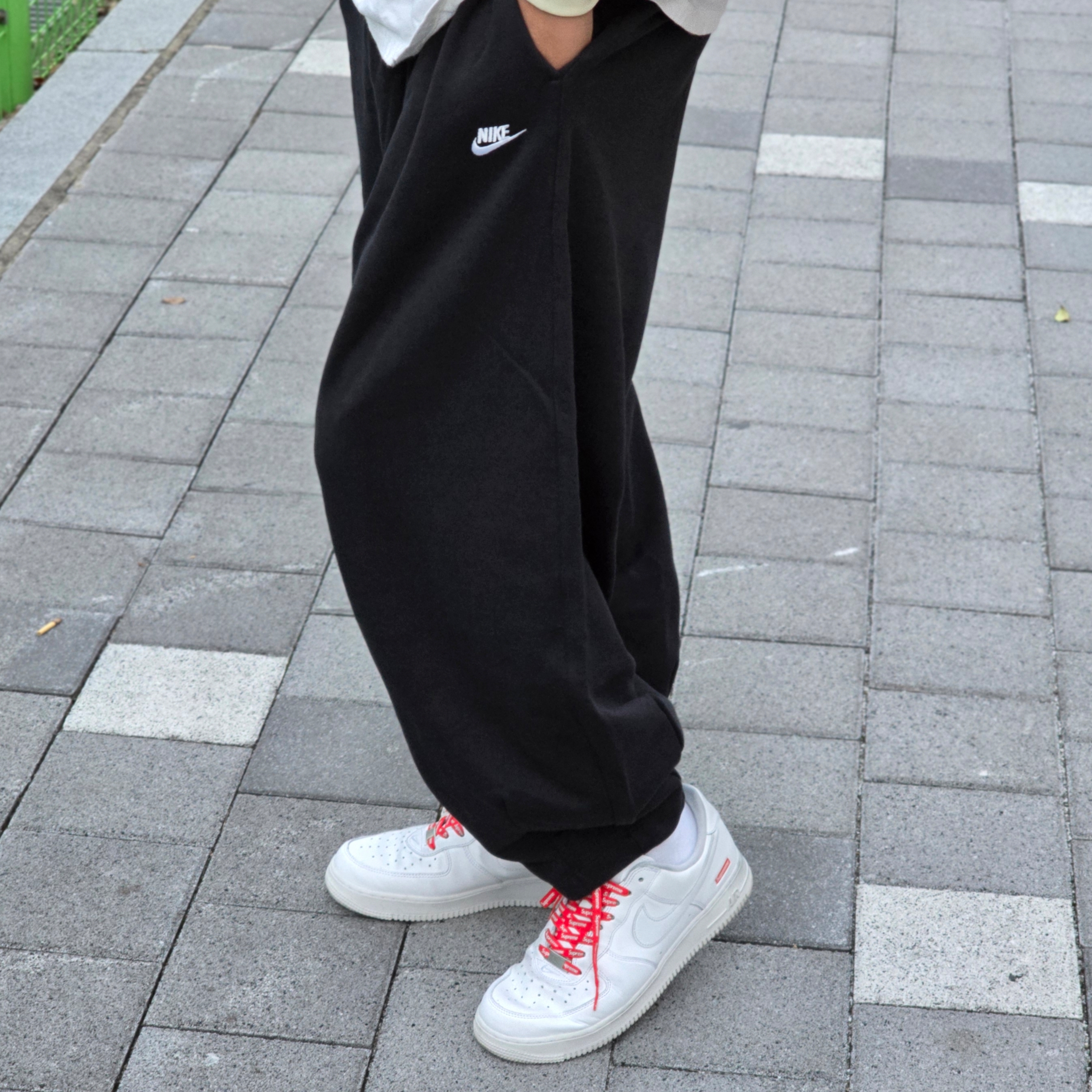 Nike Club Fleece Oversized French Terry Pants Black White - Asia 착용 스타일 - 2