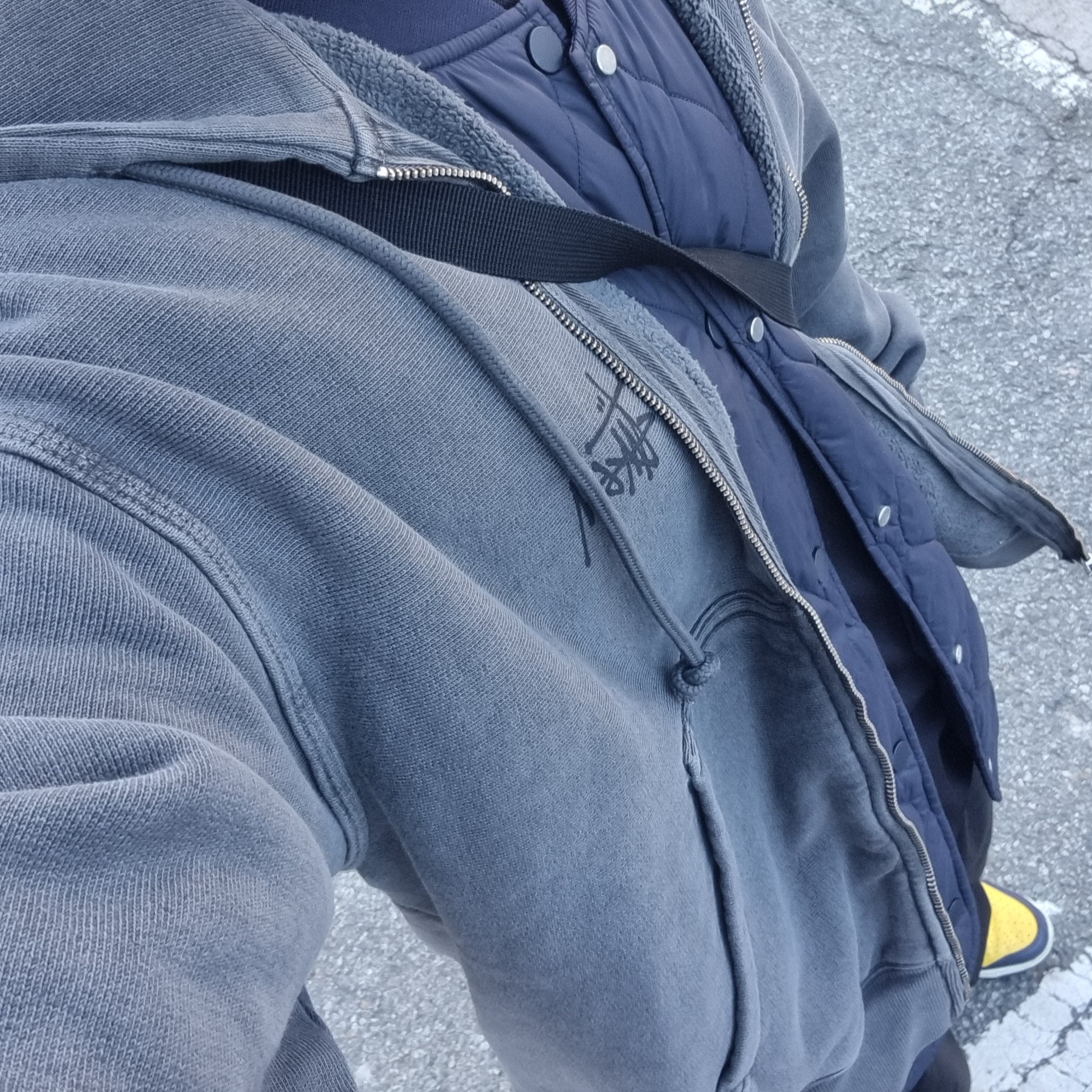Stussy Basic Pigment Dyed Zip Hoodie Black 착용 스타일