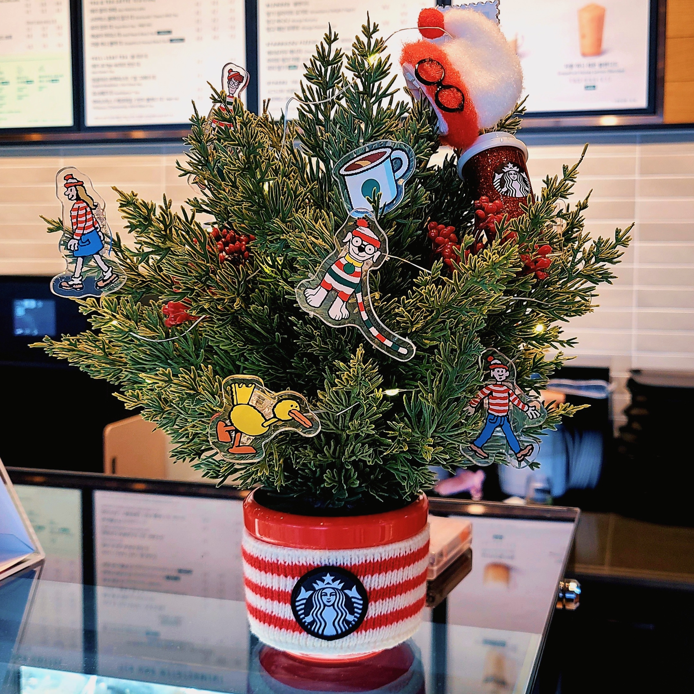 Starbucks x Where's Wally Joyful Christmas Tree, Starbucks x Where's Wally Joyful Figurine Keyring Multicolor (Set of 2) 착용 스타일 - 1