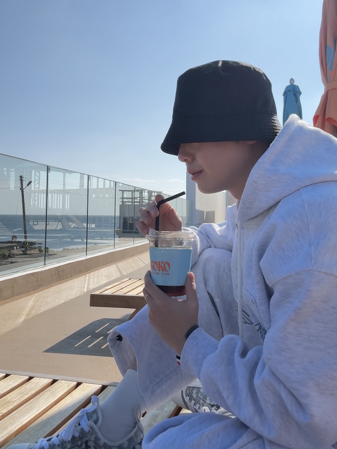 Dior B23 Low Dior Oblique White & Black, (W) Prada Re-Nylon Bucket Hat Black 착용 스타일 - 1