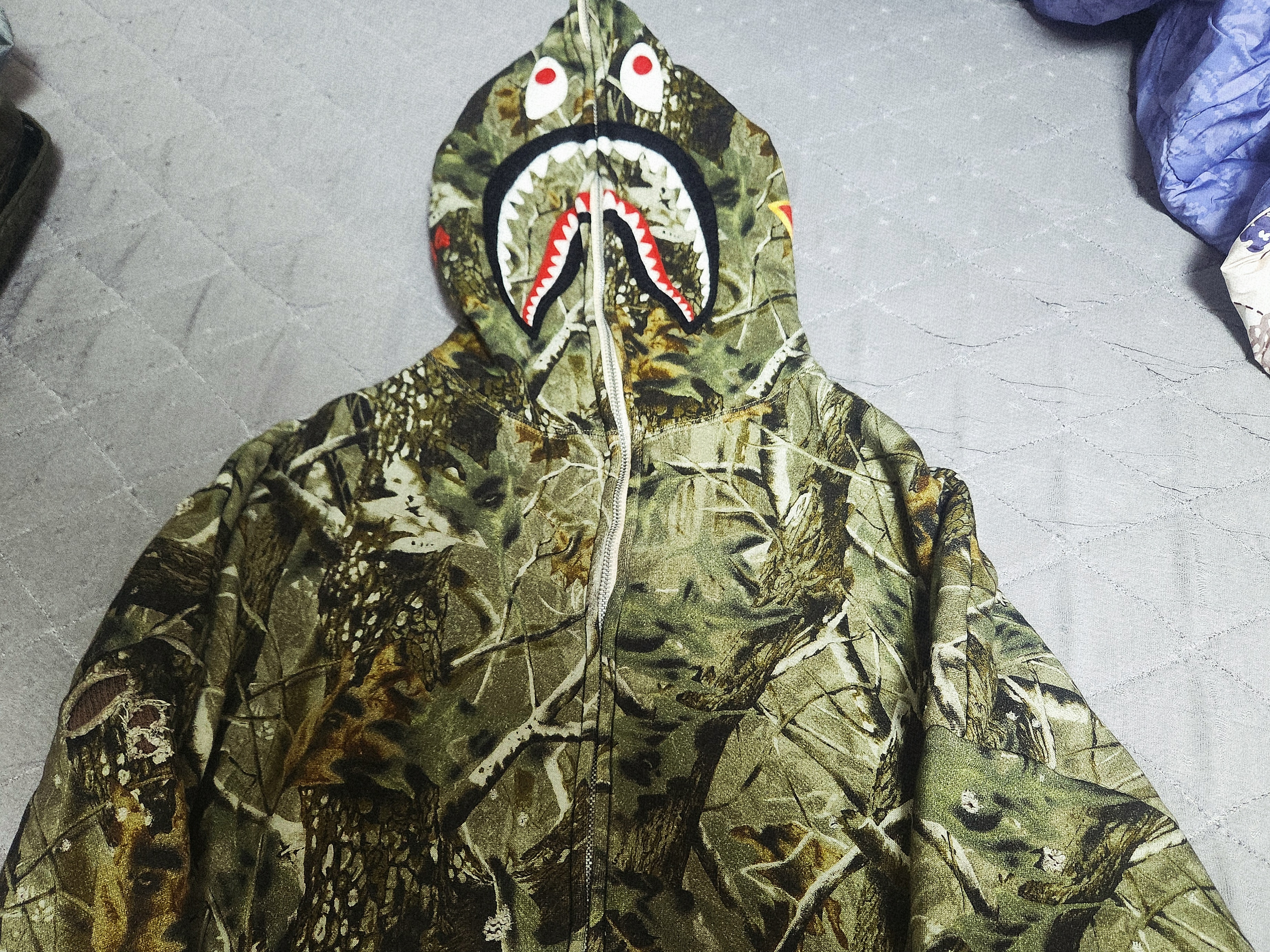 Saint Mxxxxxx x BAPE Zip Hoodie Shark Camo Zip Hoodie Camo - 25AW 착용 스타일 - 1