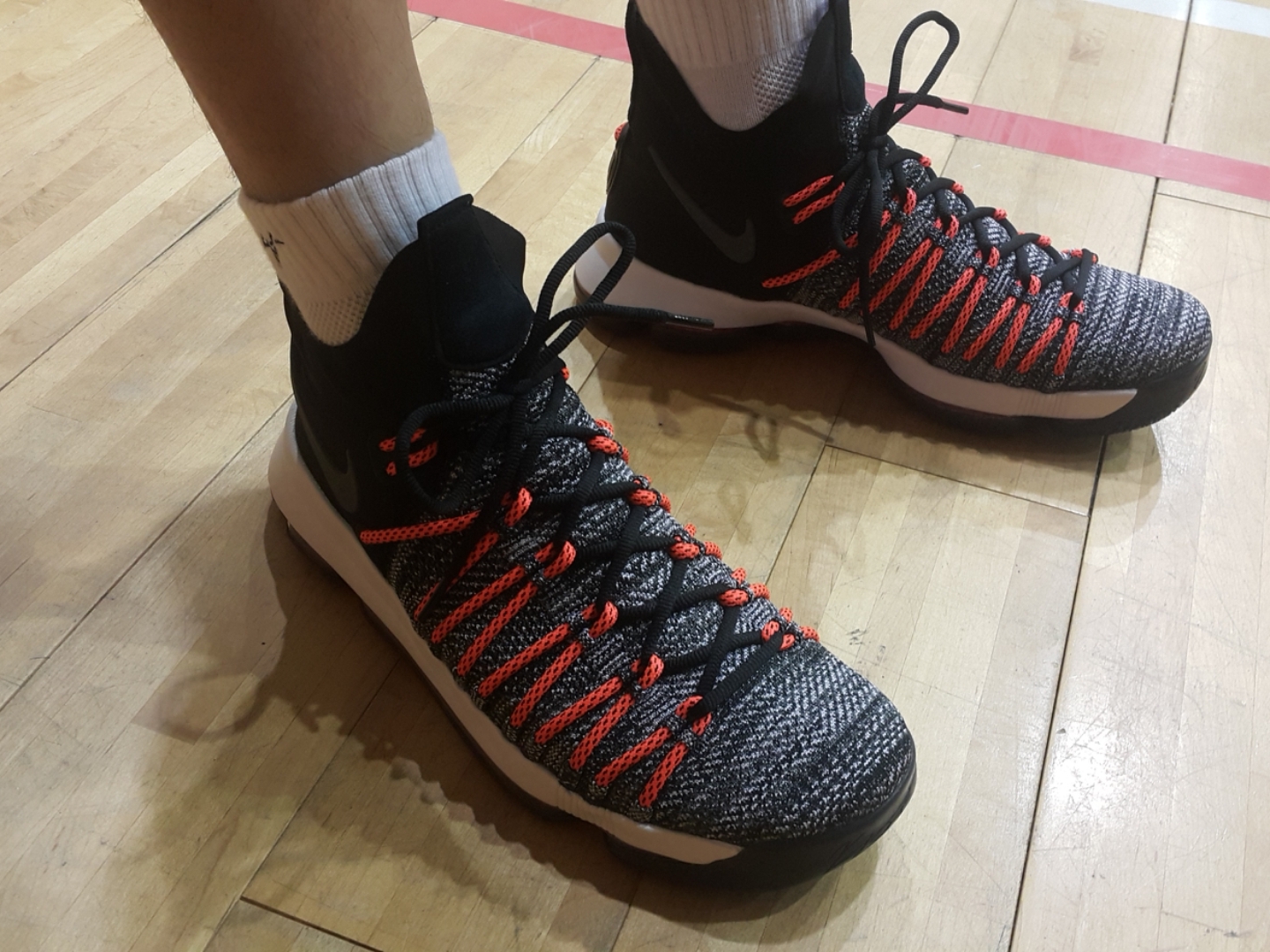 Nike KD 9 Elite Dark Grey Hyper Orange 착용 스타일