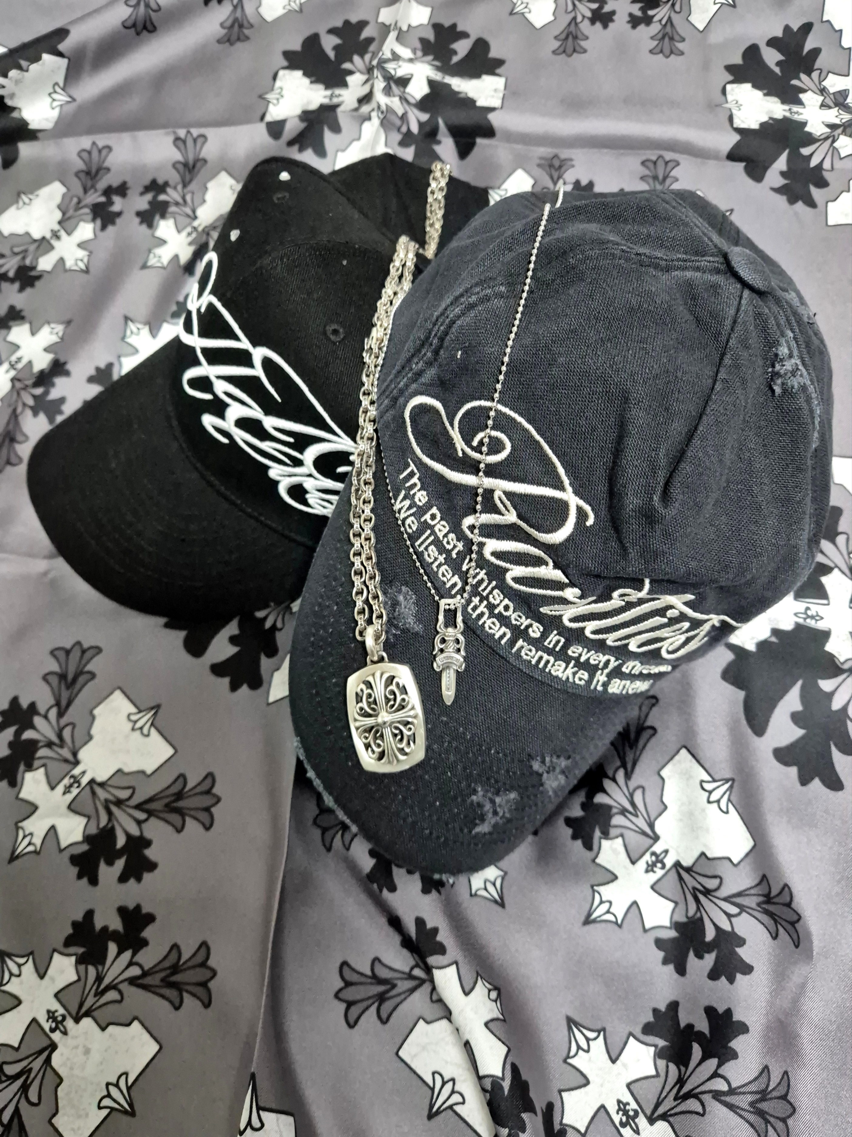 Awende Requiem Silk Scarf Gray 착용 스타일