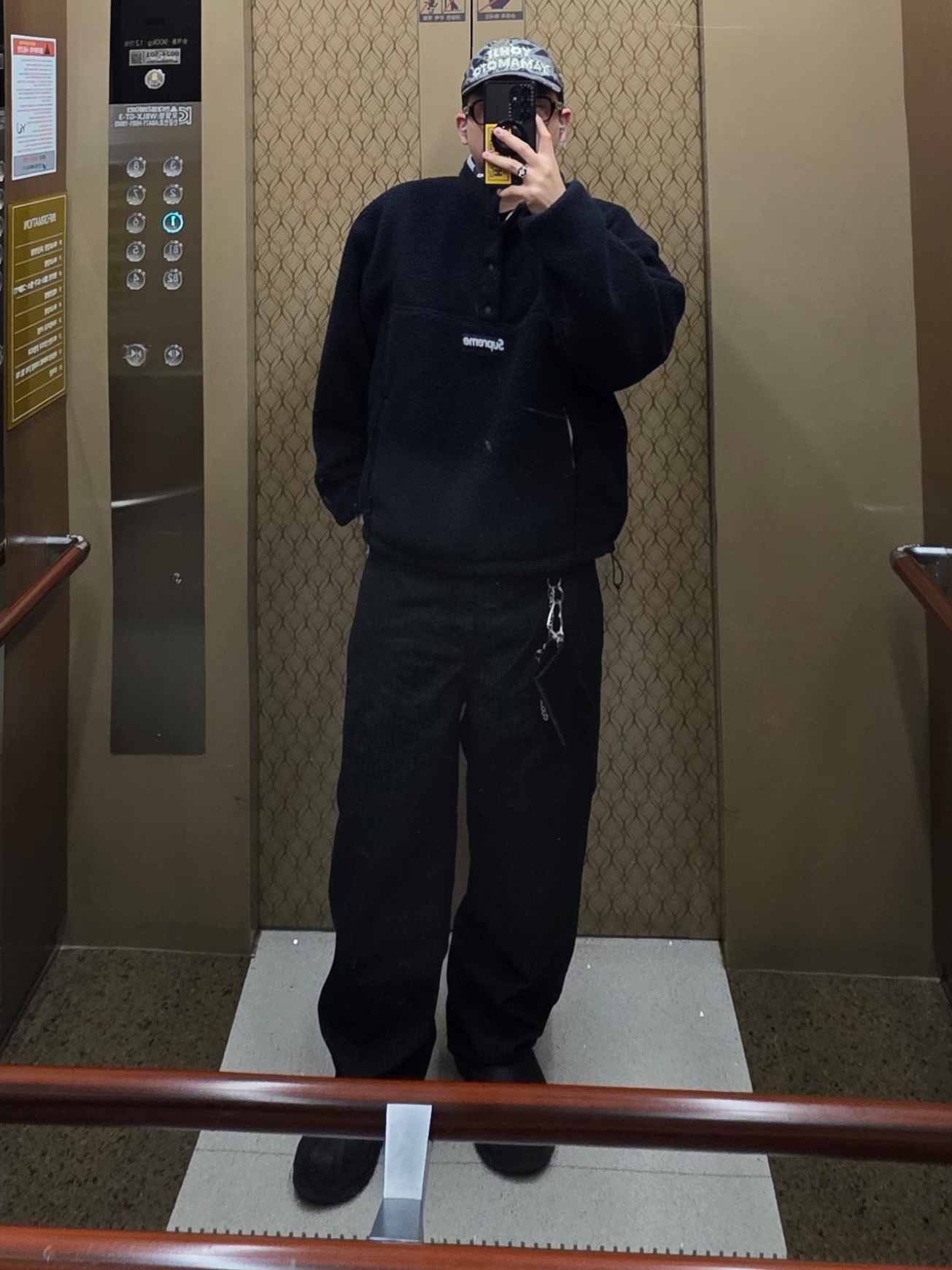 Supreme Polartec Shearling Reversible Pullover Black - 25FW, Supreme x Y's by Yohji Yamamoto Grommet 6-Panel Multicolor - 25FW 착용 스타일