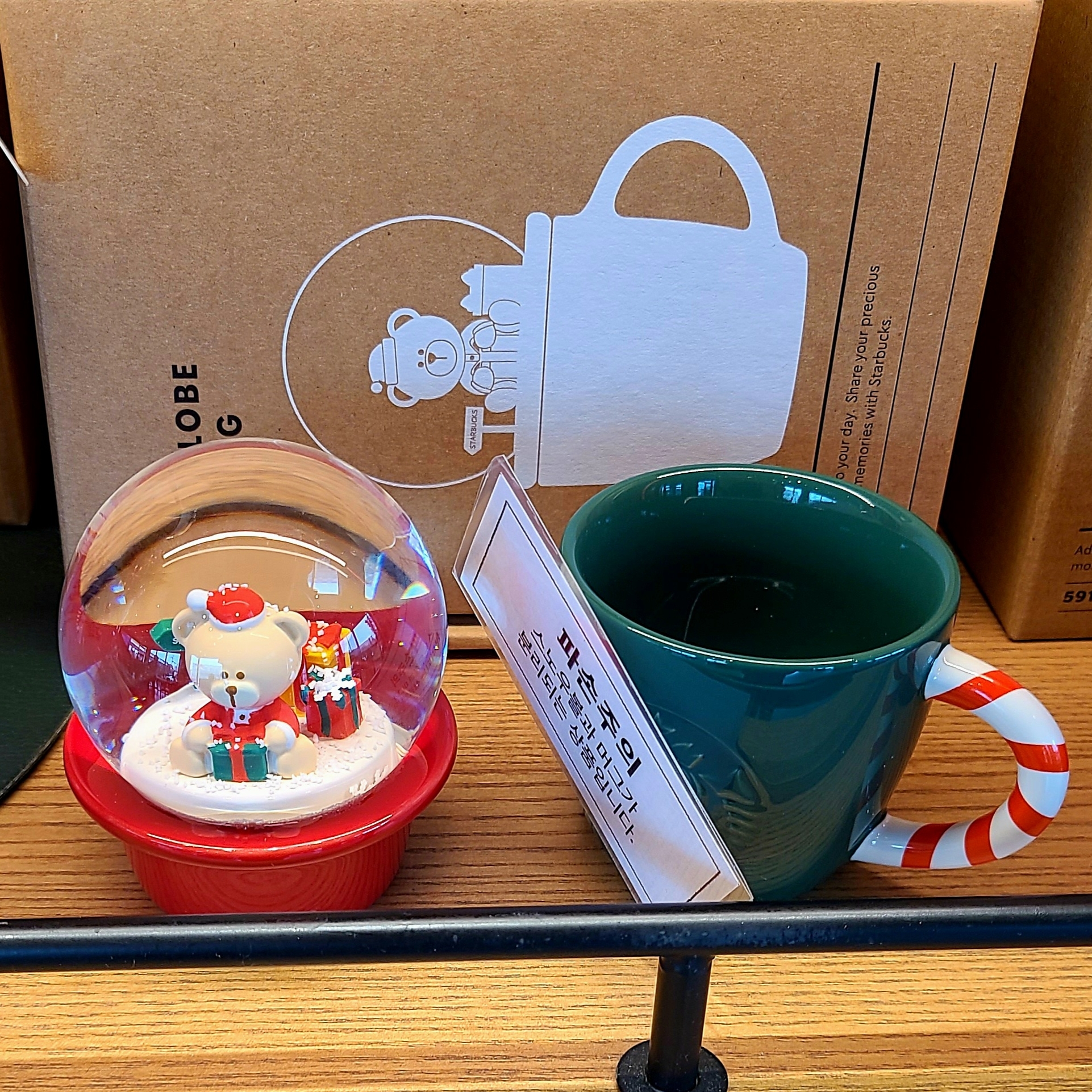 Starbucks x Where's Wally Joyful Glass Set 276ml (Set of 2), Starbucks x Where's Wally Joyful SS Togo Tumbler 591ml 착용 스타일 - 3
