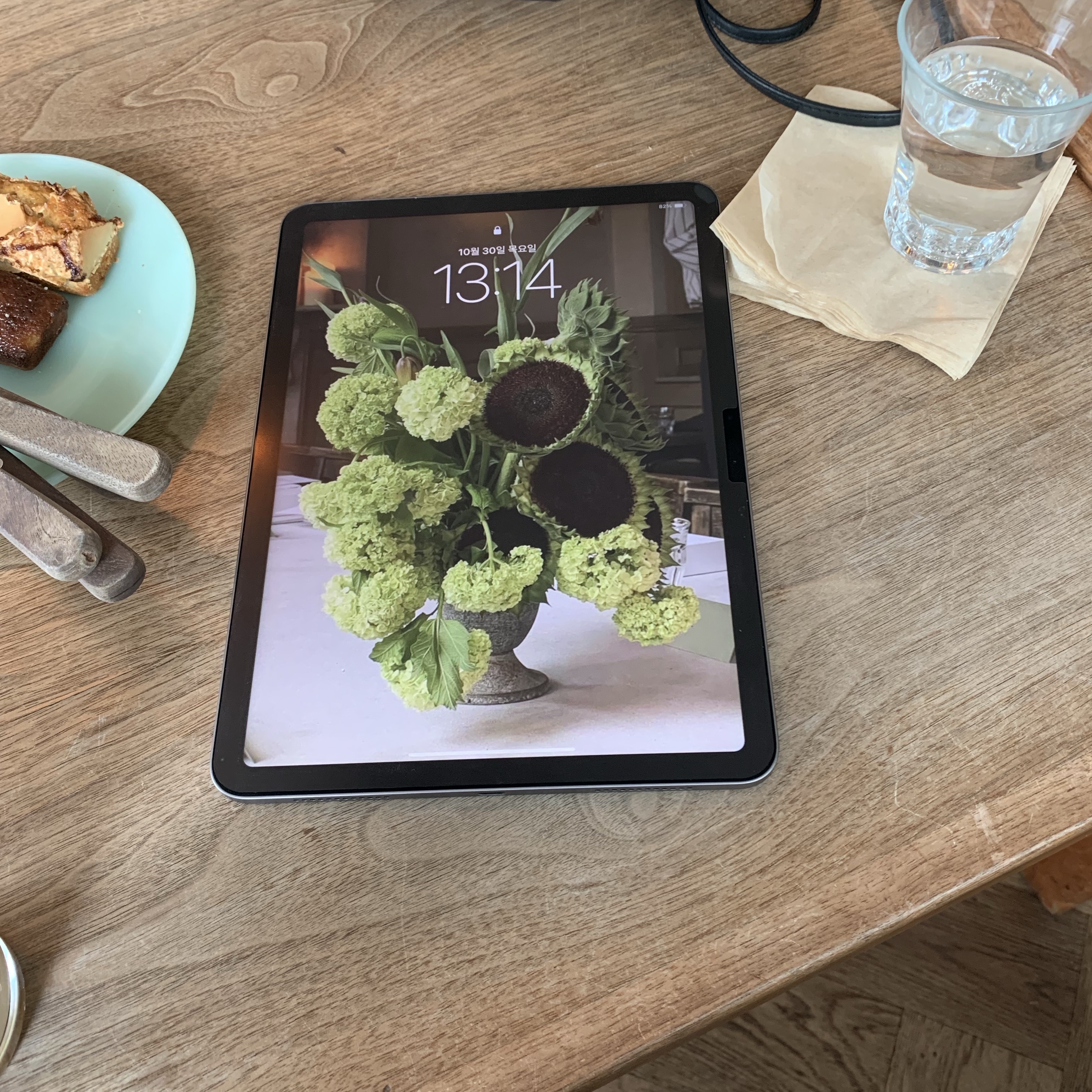 Byweekend Oval Marble Pin Brown, Byweekend On Earring Silver 착용 스타일 - 7