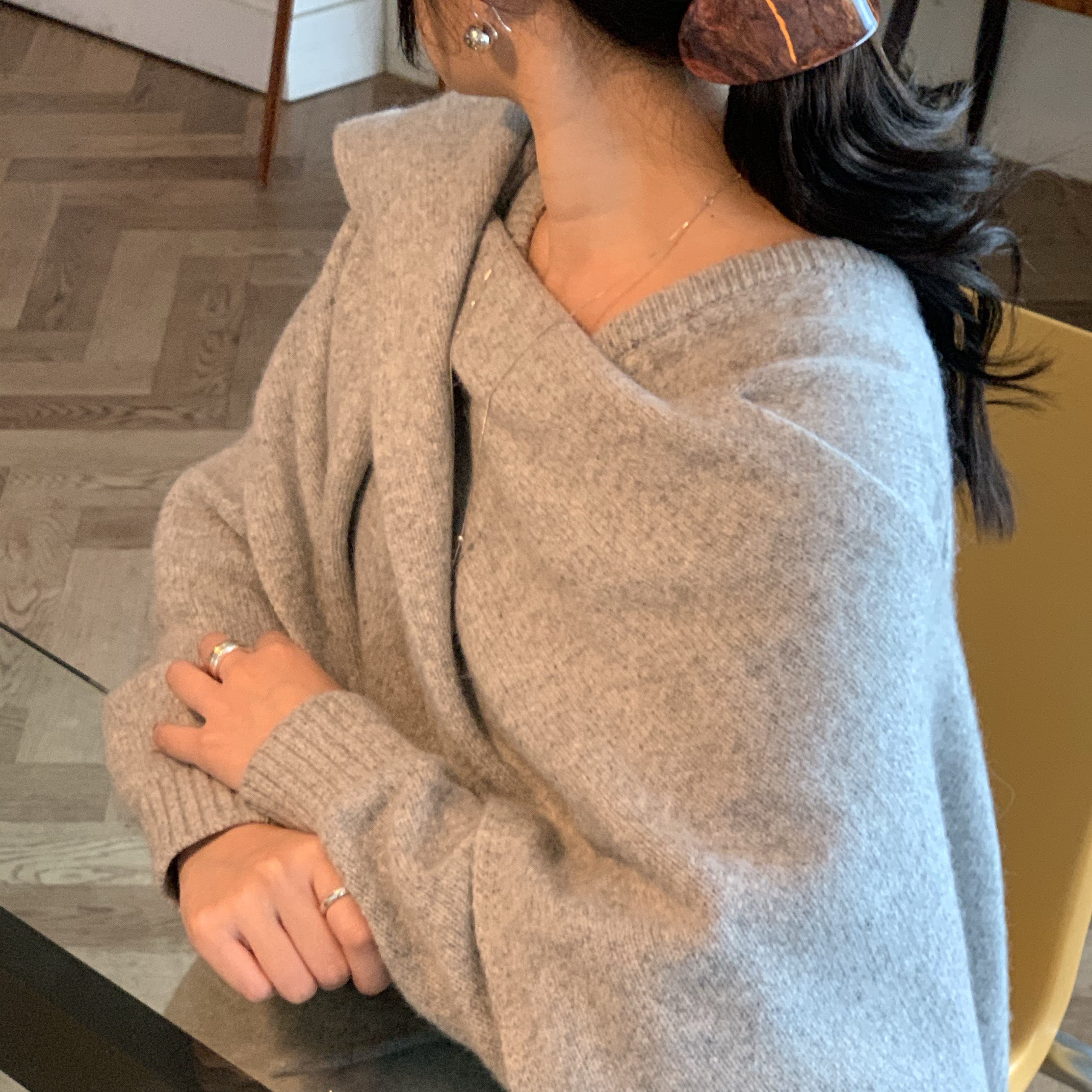 Byweekend Oval Marble Pin Brown, Byweekend On Earring Silver 착용 스타일 - 2