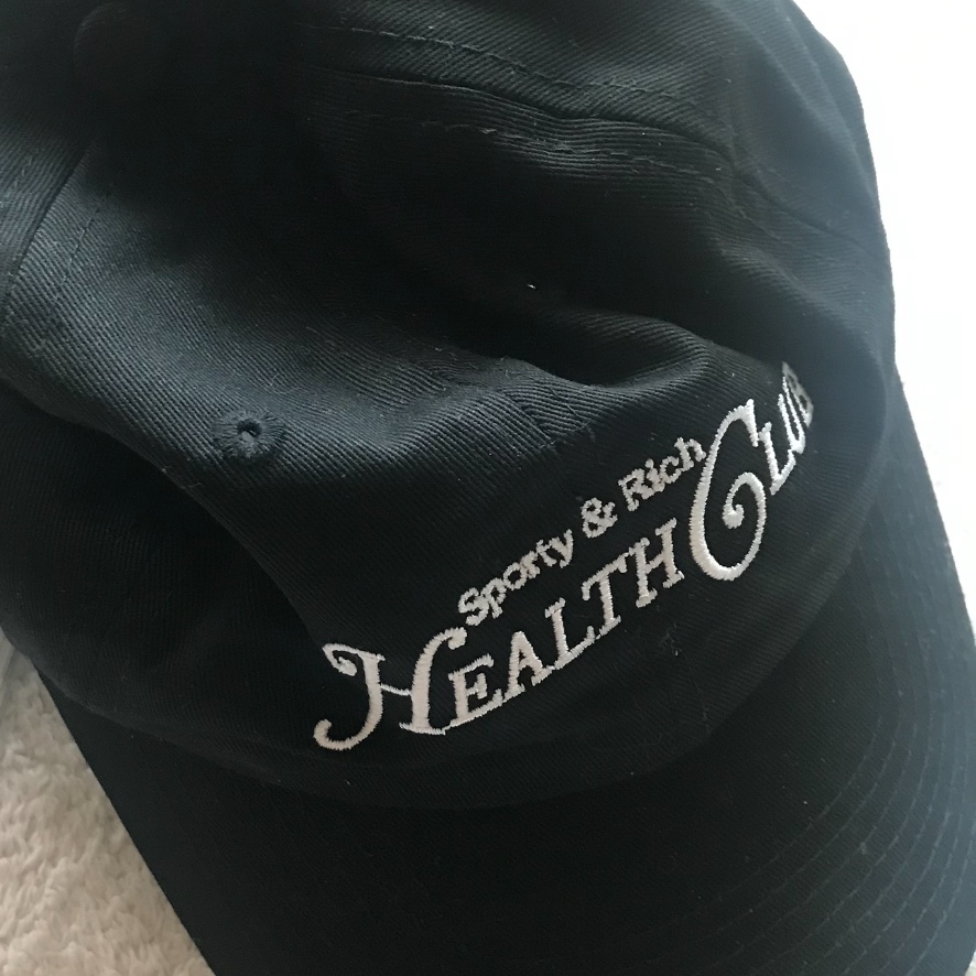 Sporty & Rich Health Club Cap Black 착용 스타일
