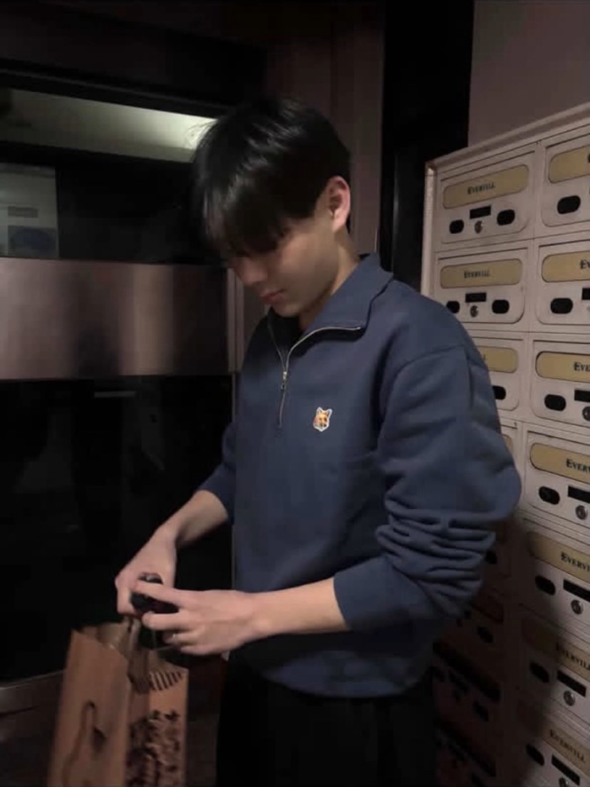 Maison Kitsune Zip-Up Sweatshirt Ink Blue 착용 스타일