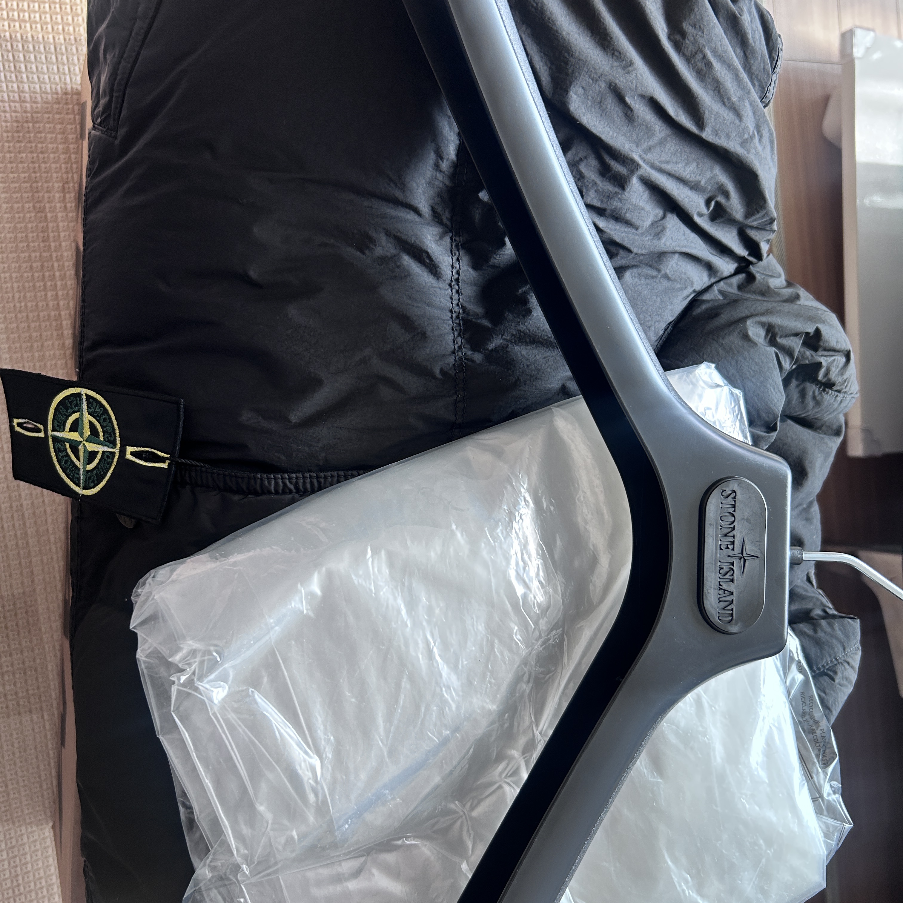 Stone Island 4100010 Crinkle Reps NY Recycled Nylon Down Jacket with Wind Resistant Black - 25FW 착용 스타일 - 1