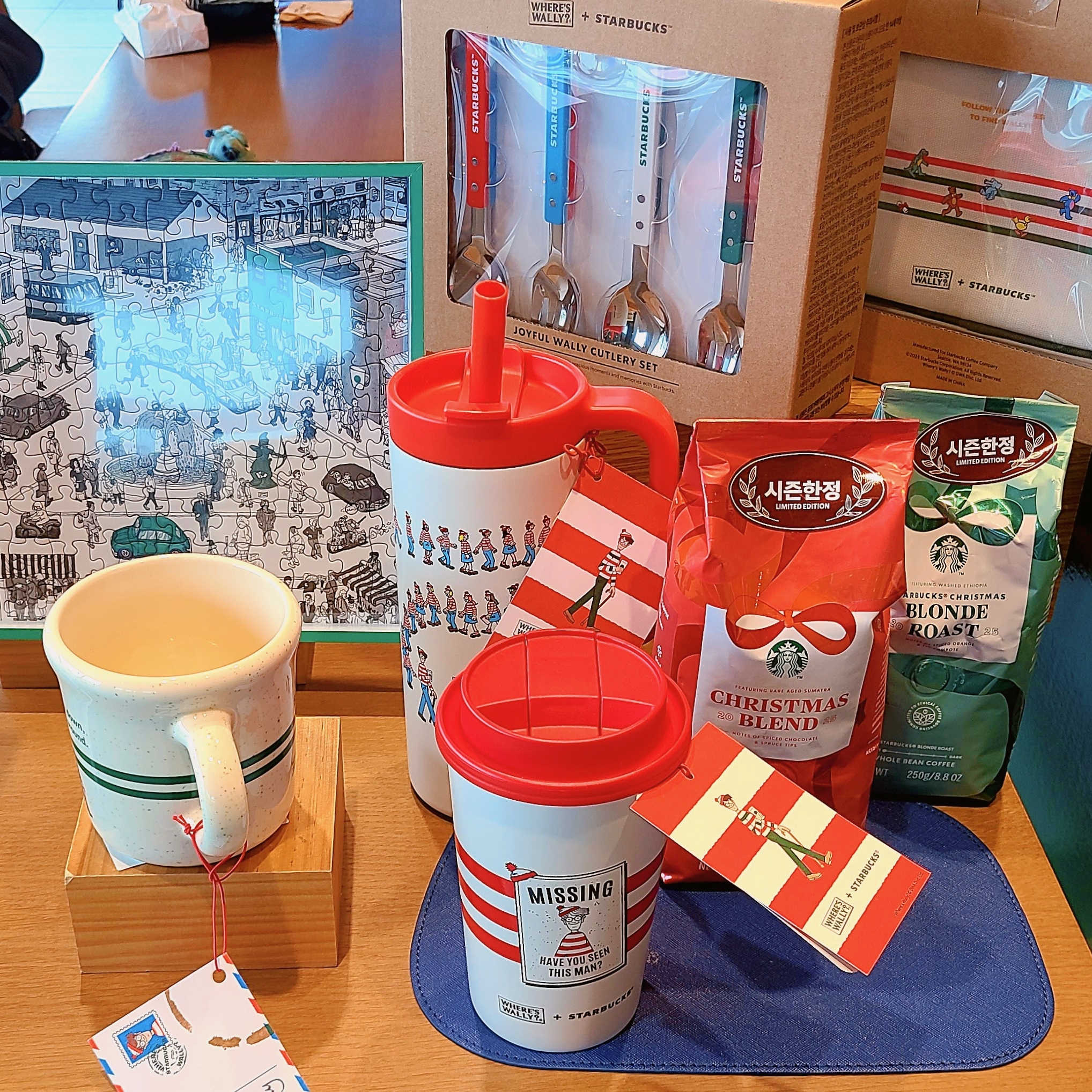 Starbucks x Where's Wally Joyful SS Debbie Tumbler 473ml, Starbucks x Where's Wally Joyful Bearista Doll 착용 스타일 - 6