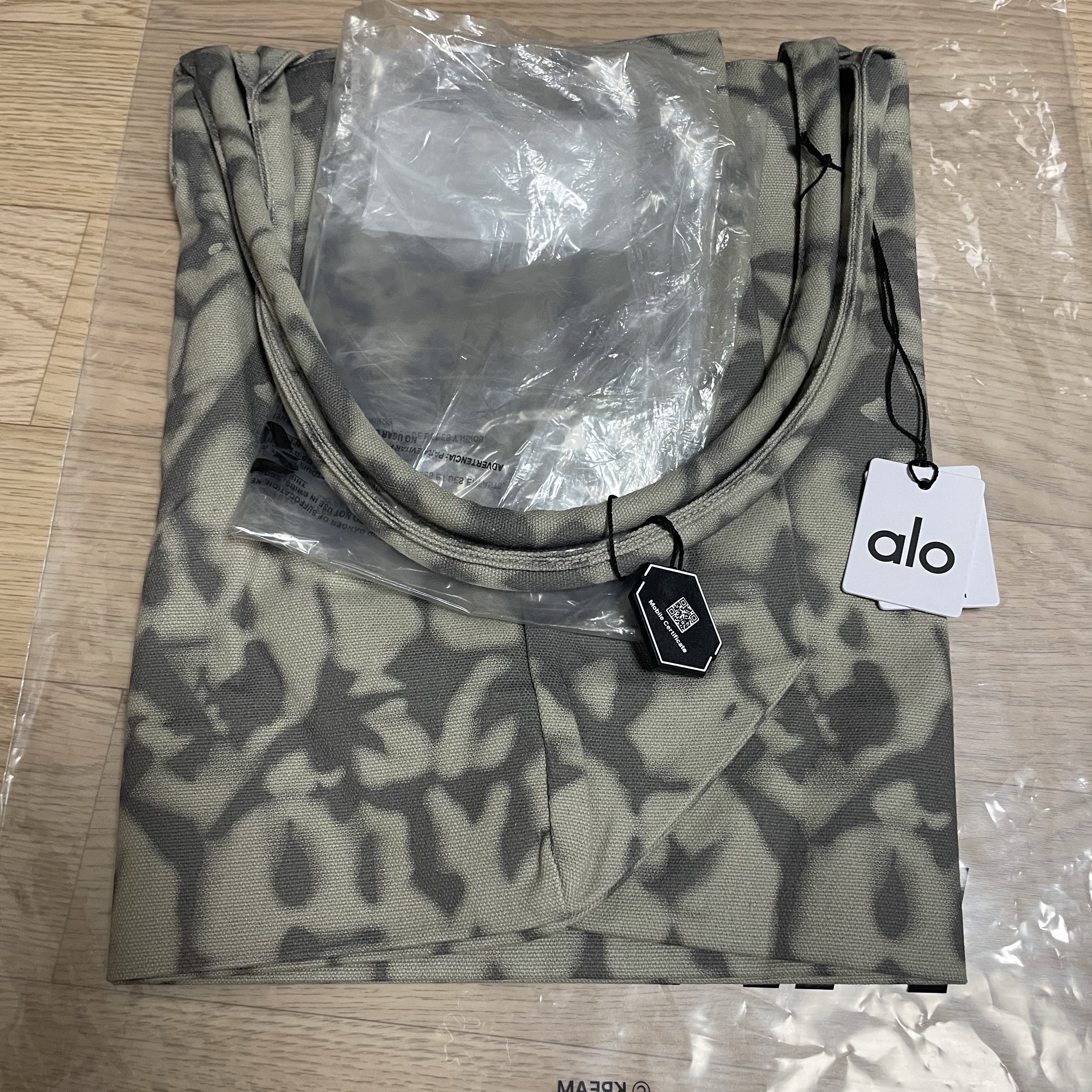 Alo Yoga Iconic Shopper Tote Bag Grey Tiedye 착용 스타일 - 2