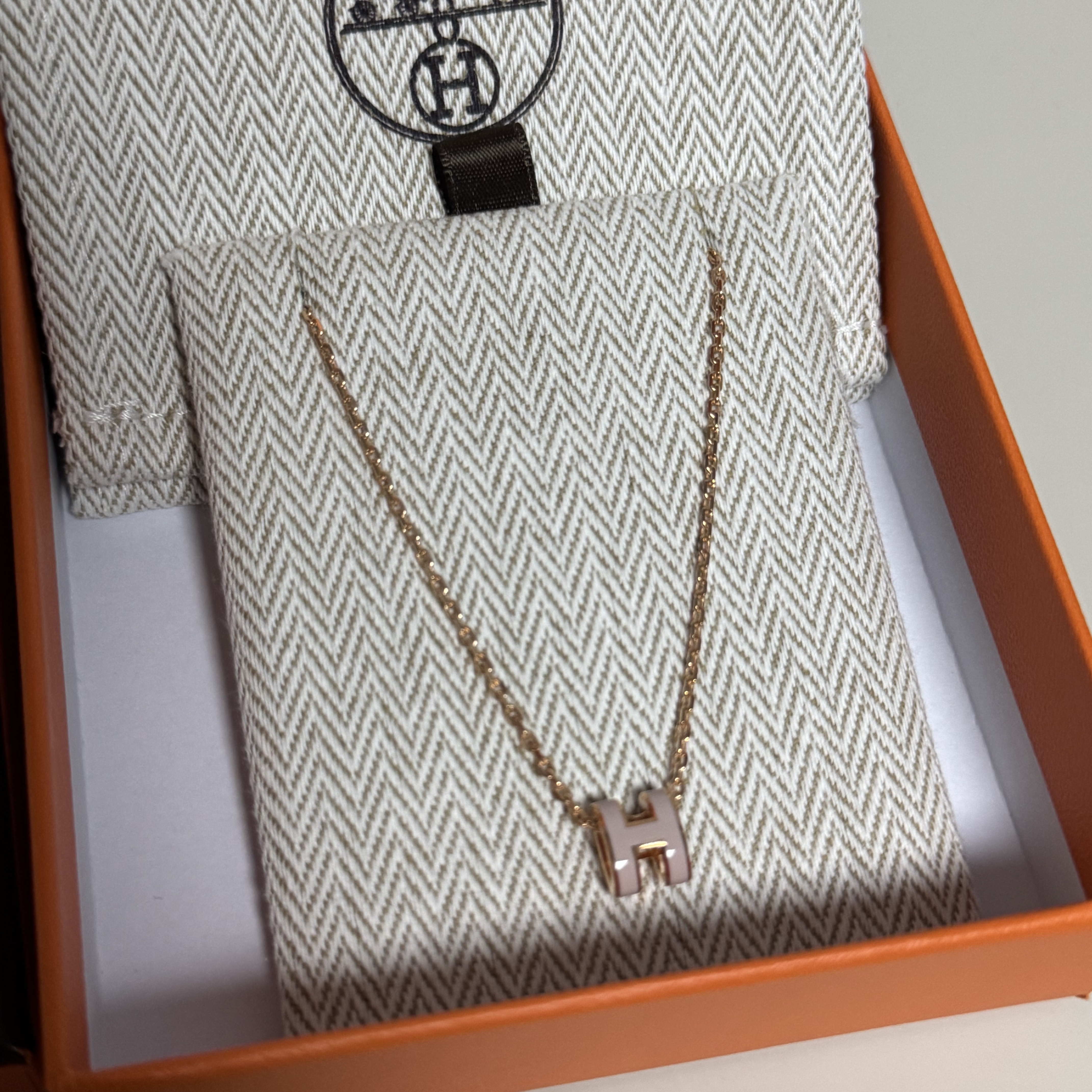 (W) Hermes Mini Pop H Pendant Rose Gold & poudre 착용 스타일 - 1