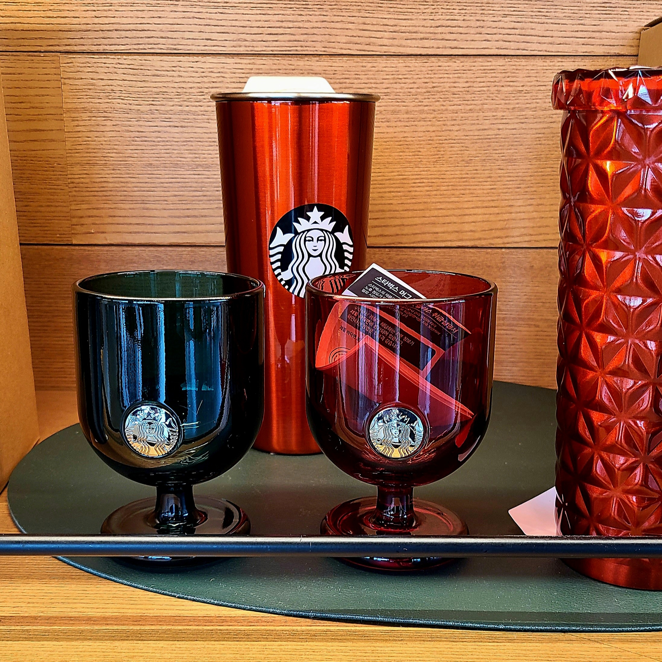 Starbucks x Where's Wally Joyful Glass Set 276ml (Set of 2), Starbucks x Where's Wally Joyful SS Togo Tumbler 591ml 착용 스타일 - 1
