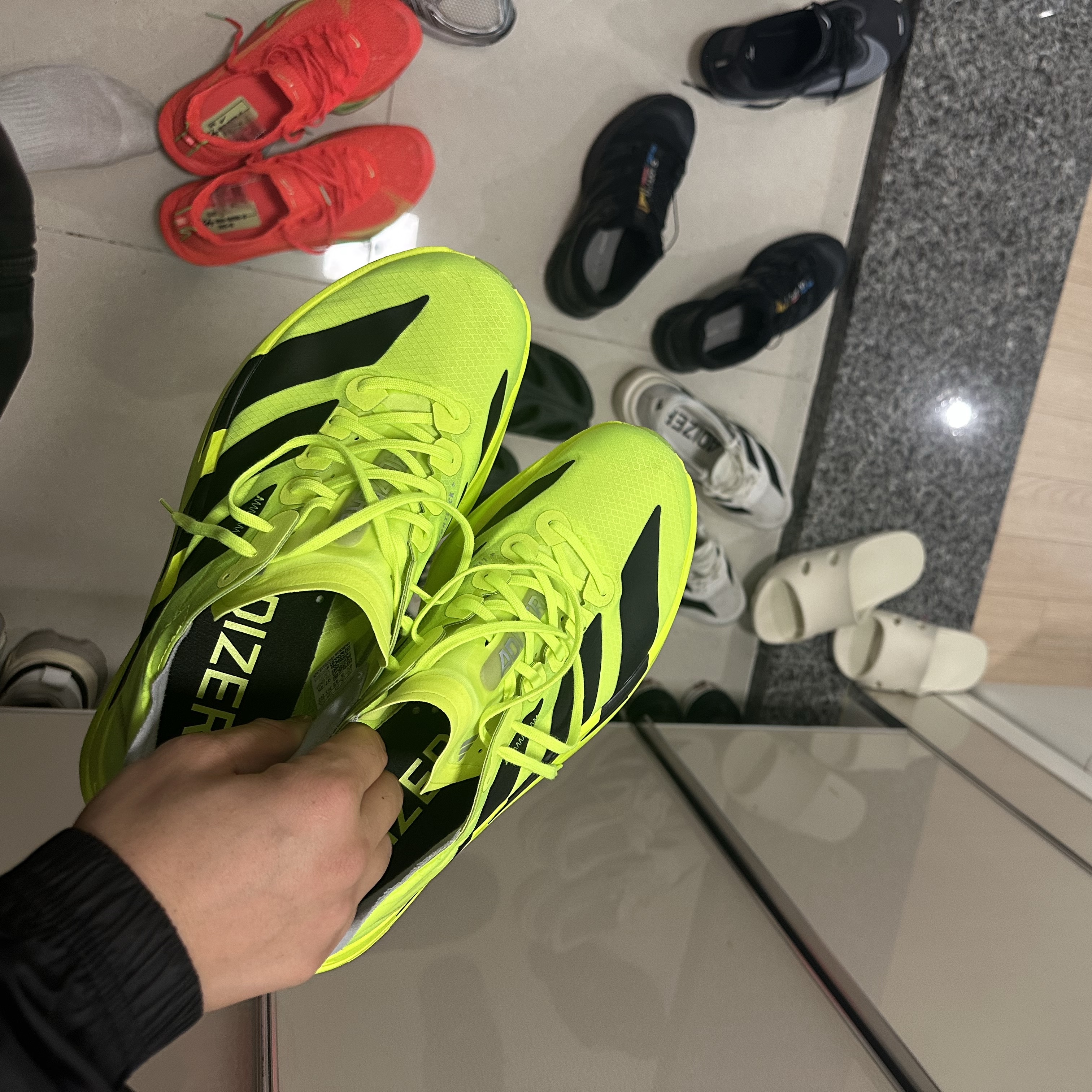 Adidas Adizero Adios Pro 4 Lucid Lemon Core Black 착용 스타일