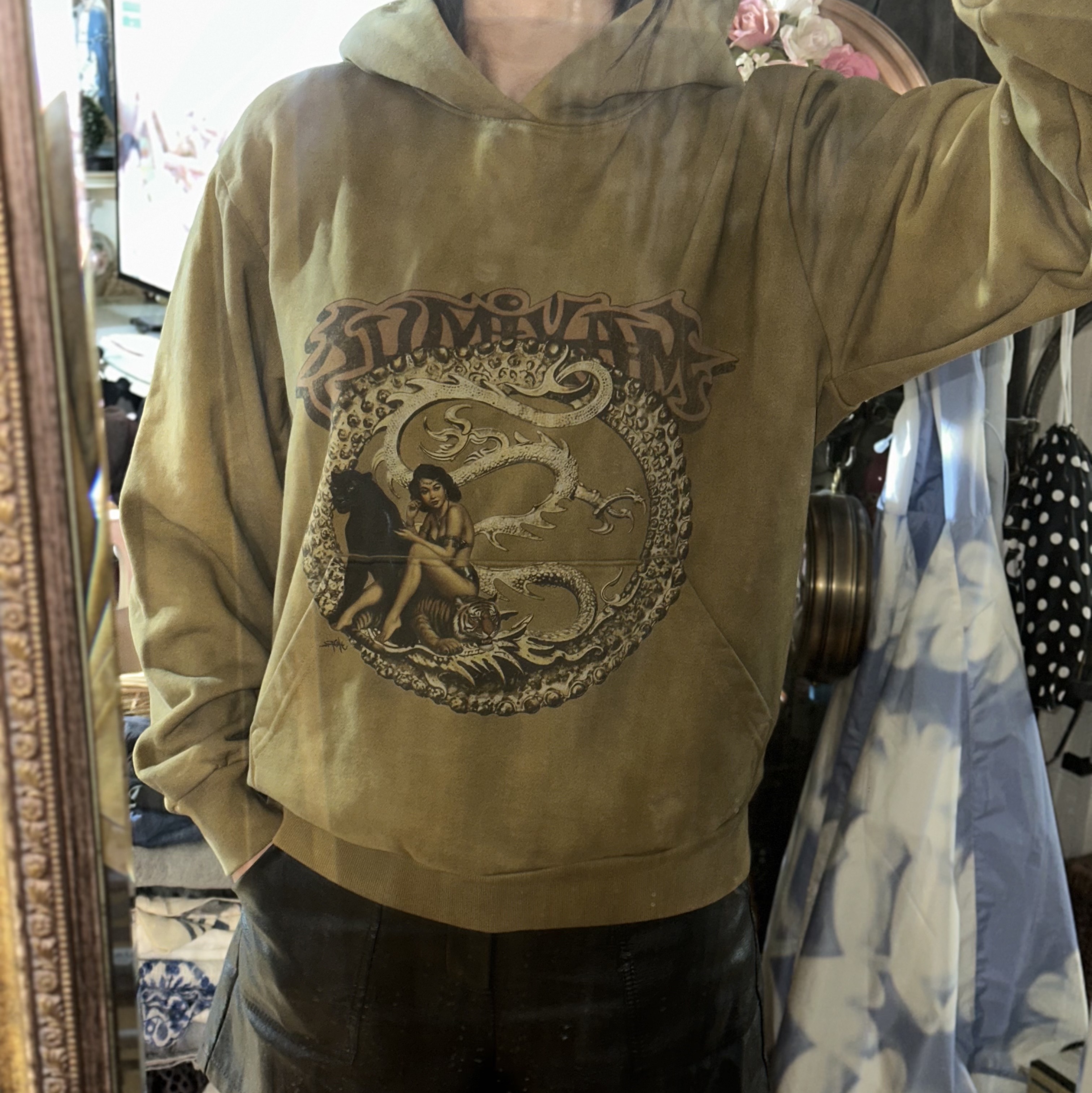 Travis Scott Circus Maximus Stadium Tour 25 Spray Hoodie Tan 착용 스타일 - 3