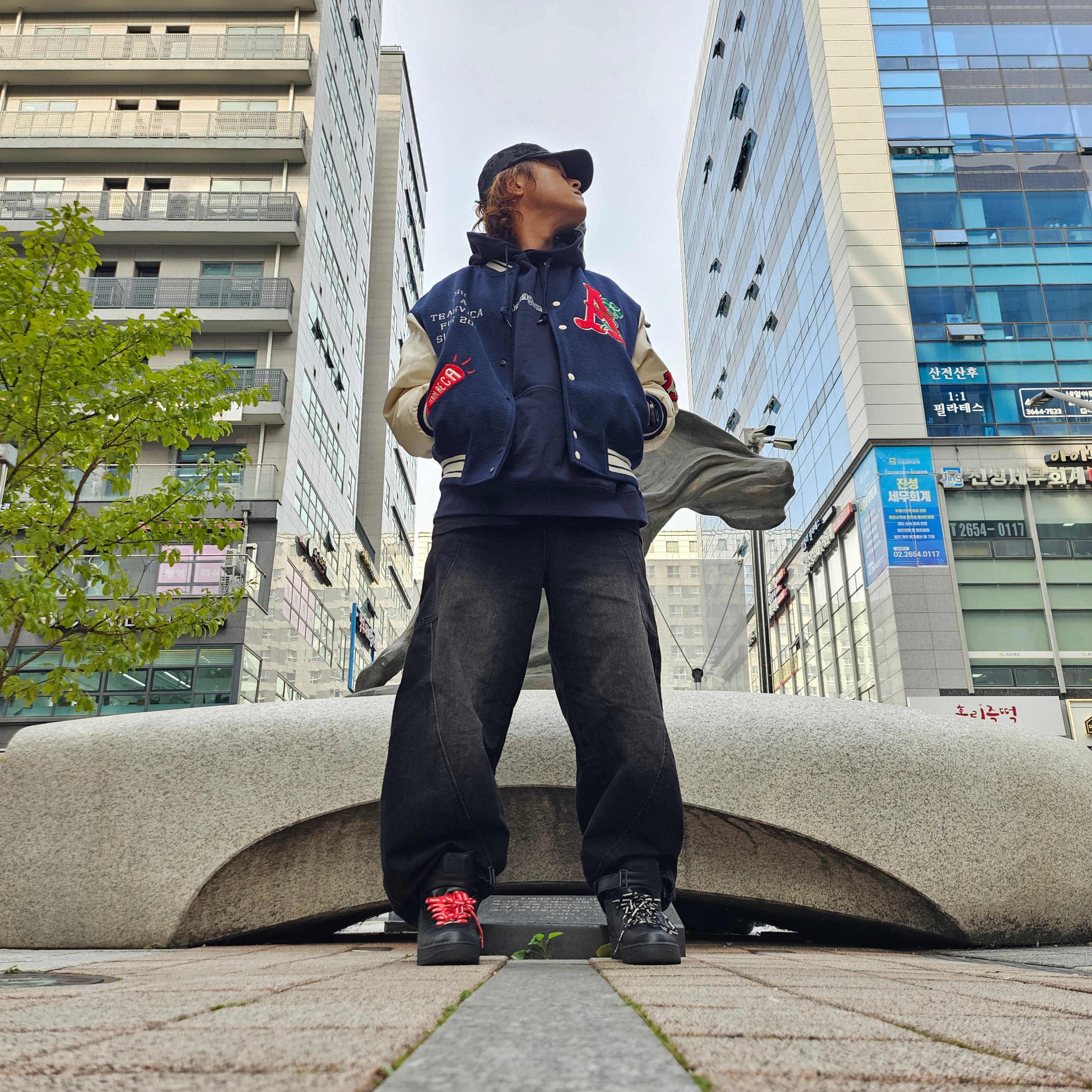 New Era x Aeca White Varsity Jacket Navy, Nike x Supreme Air Force 1 Mid Black 착용 스타일 - 1
