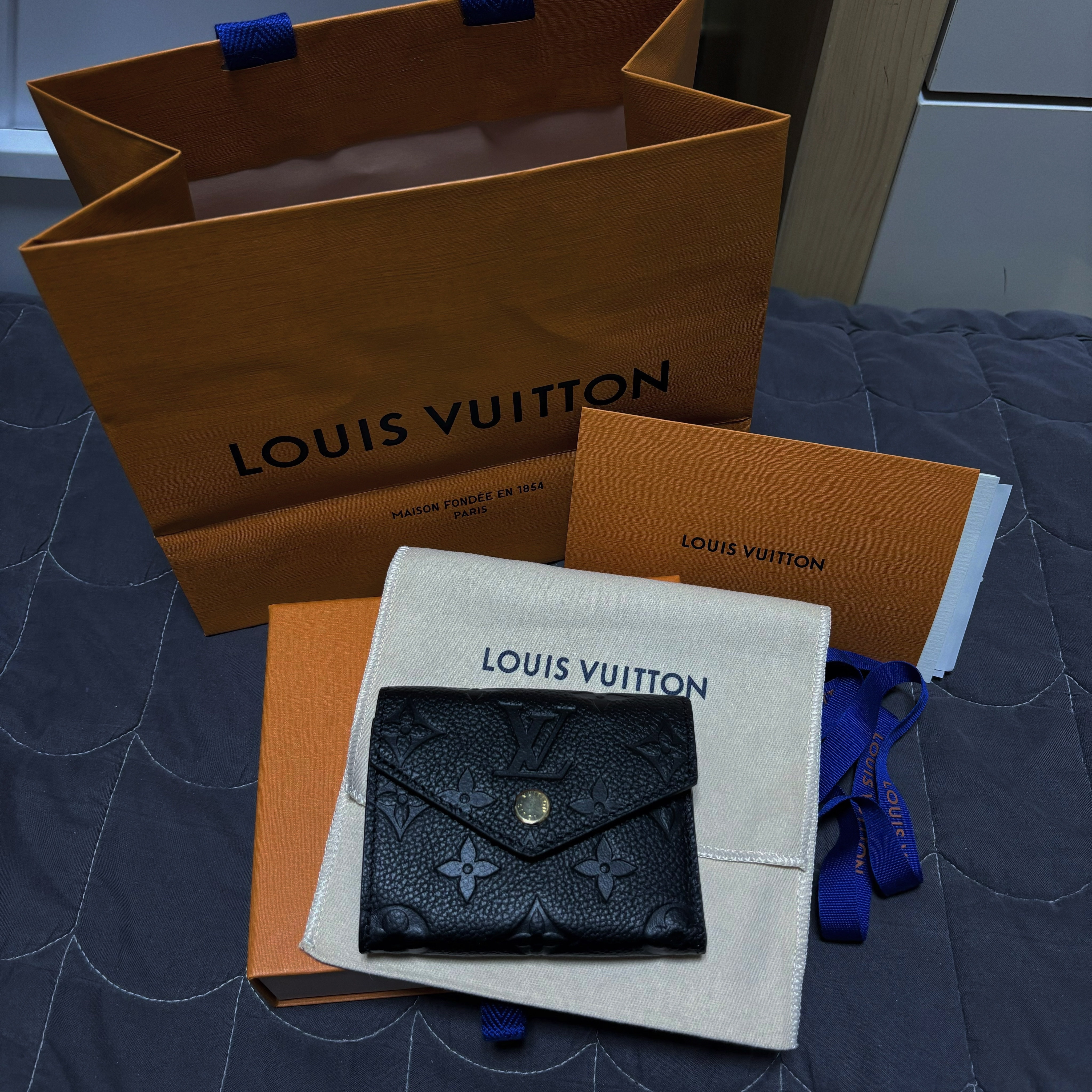 Louis Vuitton Zoe Wallet Monogram Empreinte Black 착용 스타일 - 2