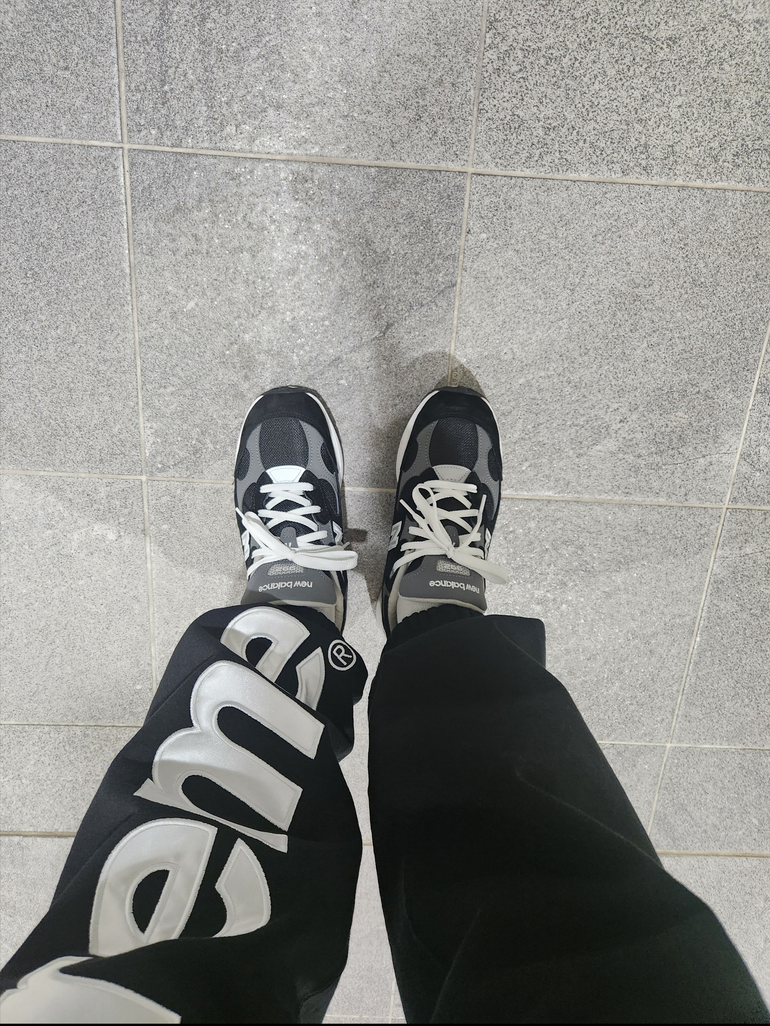 Supreme Satin Applique Sweatpant Black - 25FW, New Balance 992 Made in USA Core Black Grey 착용 스타일