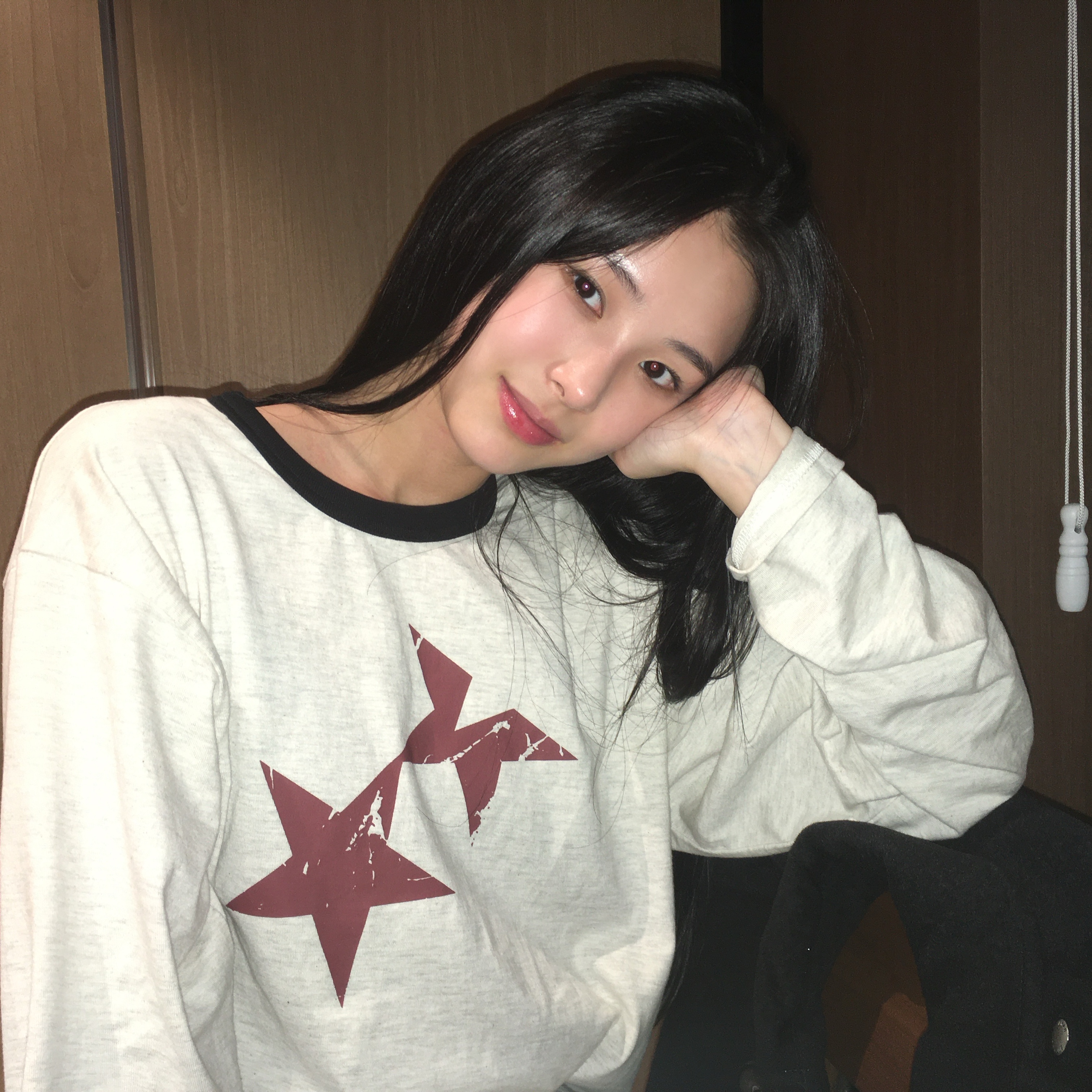 [KREAM 단독] CAVISH Twin Star Ls Tee Oatmeal 착용 스타일 - 1